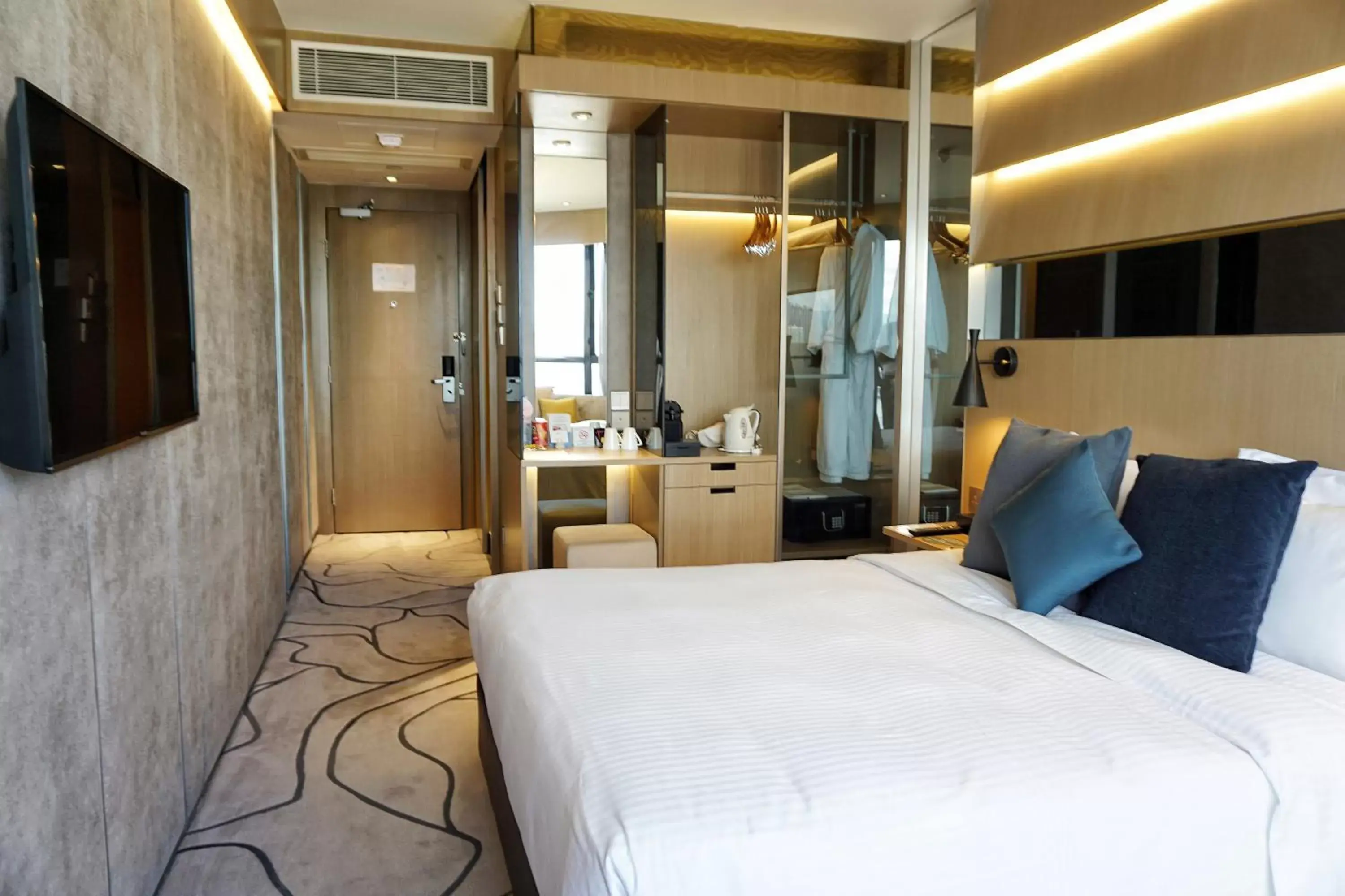 Photo of the whole room, Bed in The Harbourview