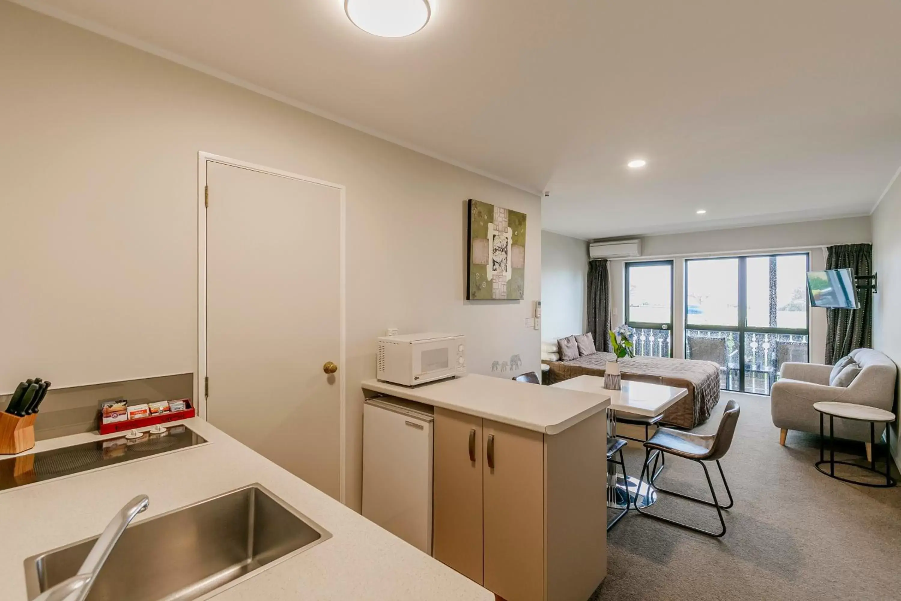 Photo of the whole room, Kitchen/Kitchenette in Le Chalet Suisse Motel Taupo