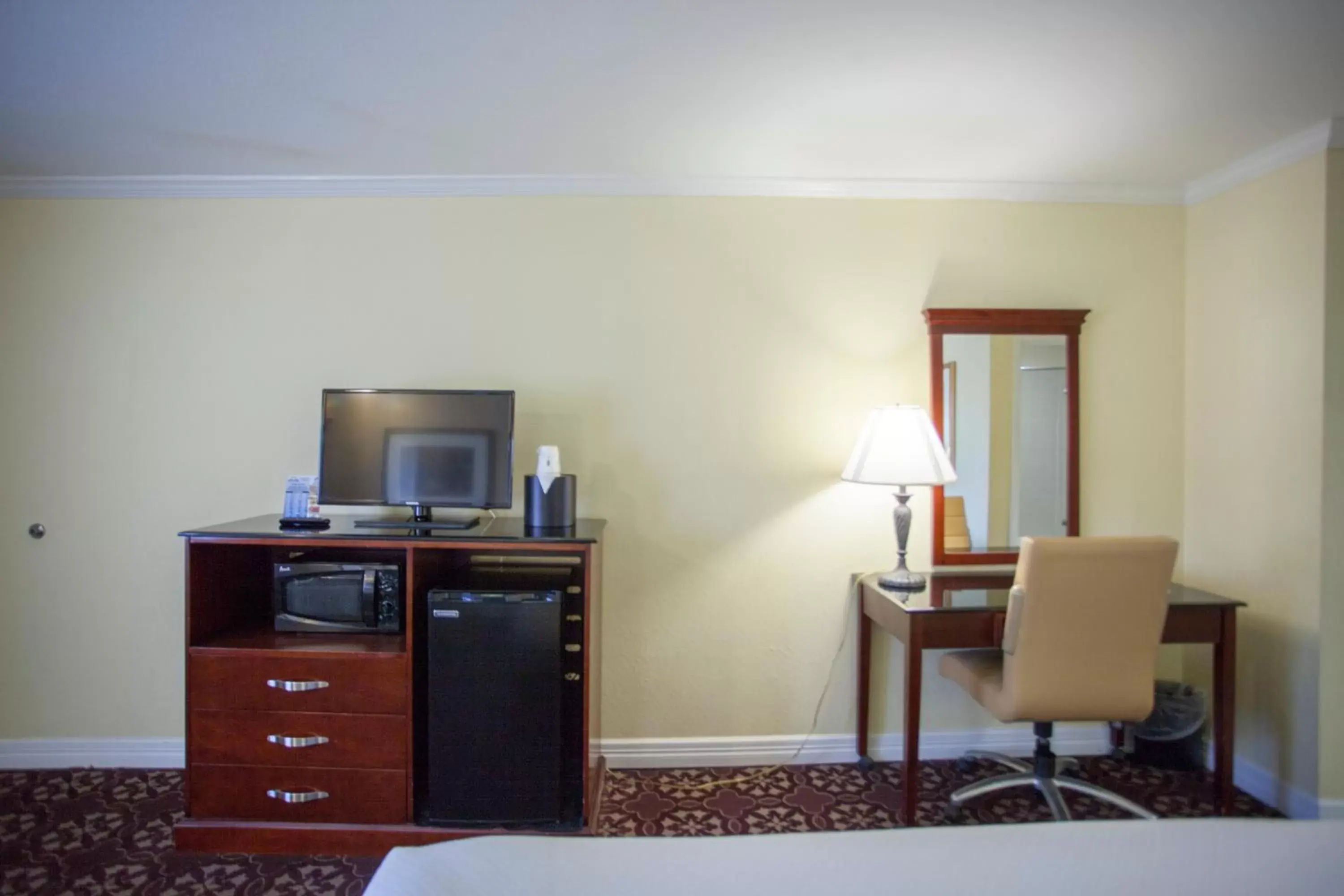 TV and multimedia, TV/Entertainment Center in Days Inn by Wyndham Shenandoah