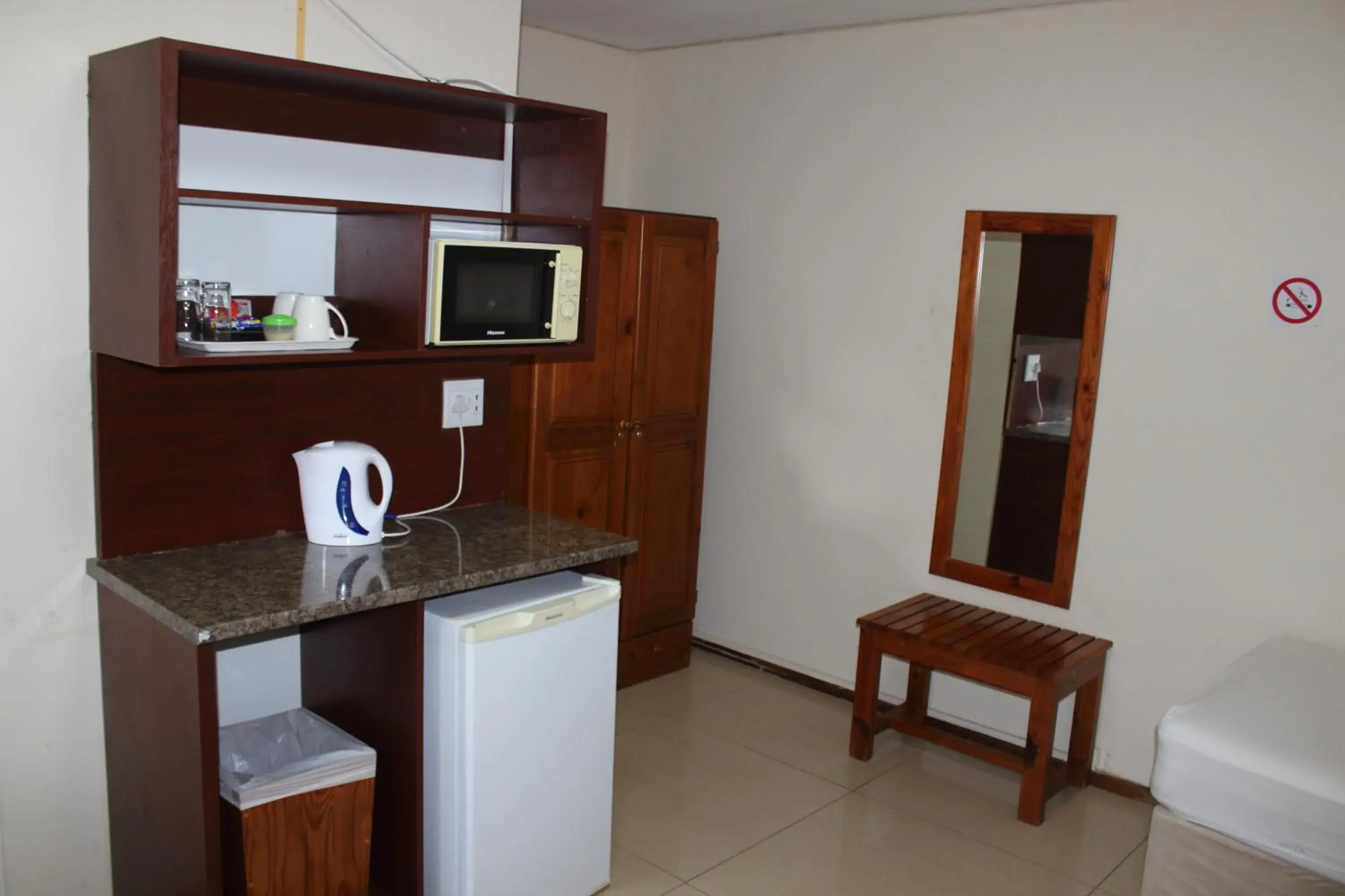 Kitchen or kitchenette, TV/Entertainment Center in Purple Olive Guest House