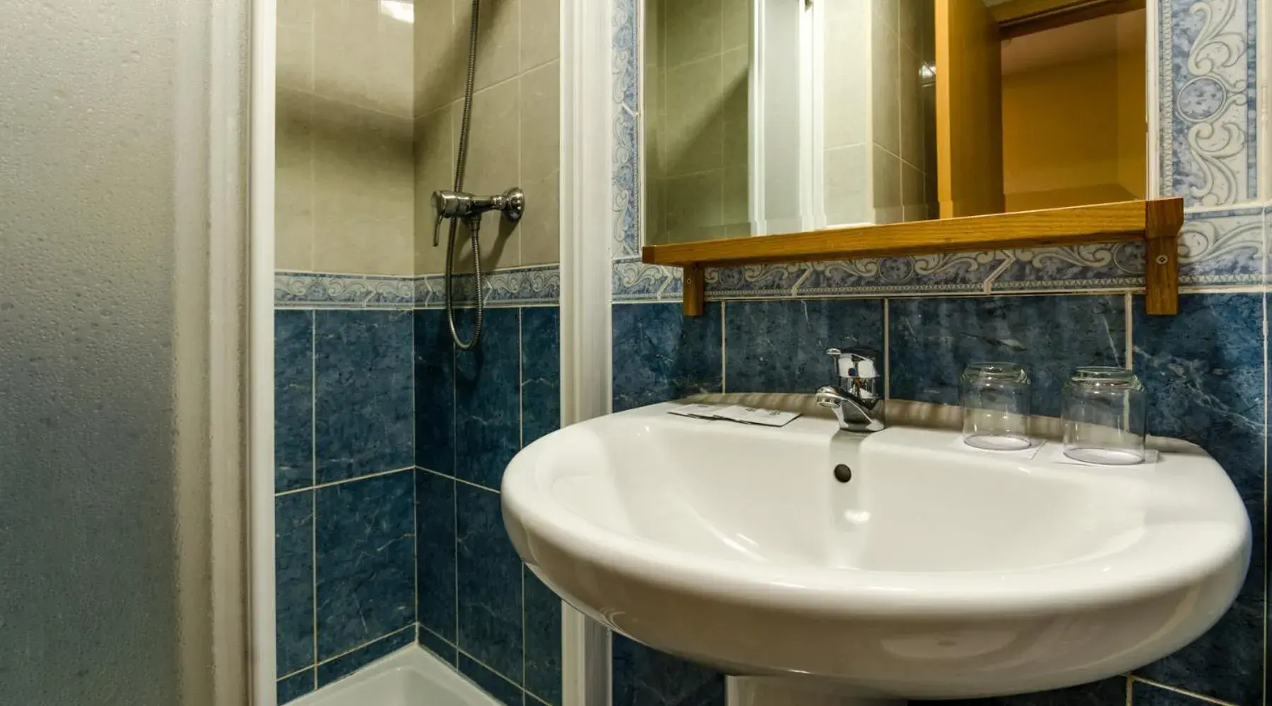 Shower, Bathroom in Hotel Valdemoro