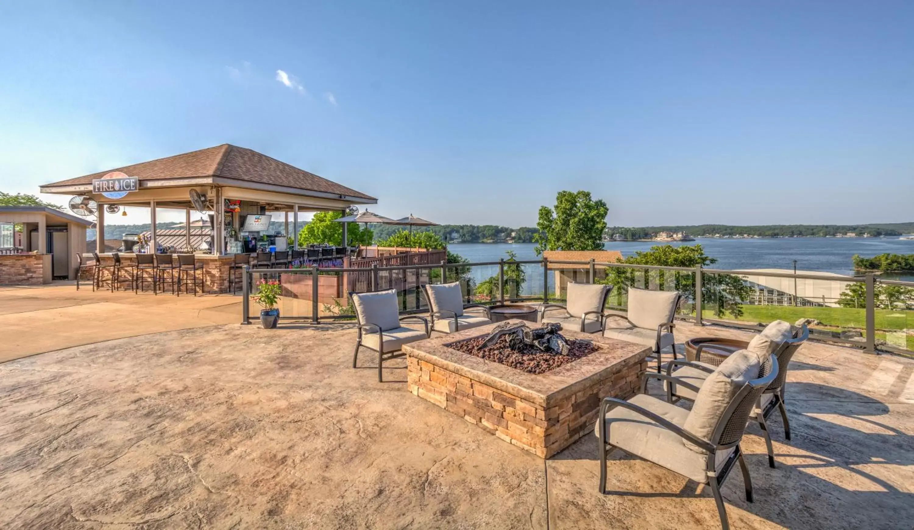 Lounge or bar, Patio/Outdoor Area in Lodge of Four Seasons Golf Resort, Marina & Spa