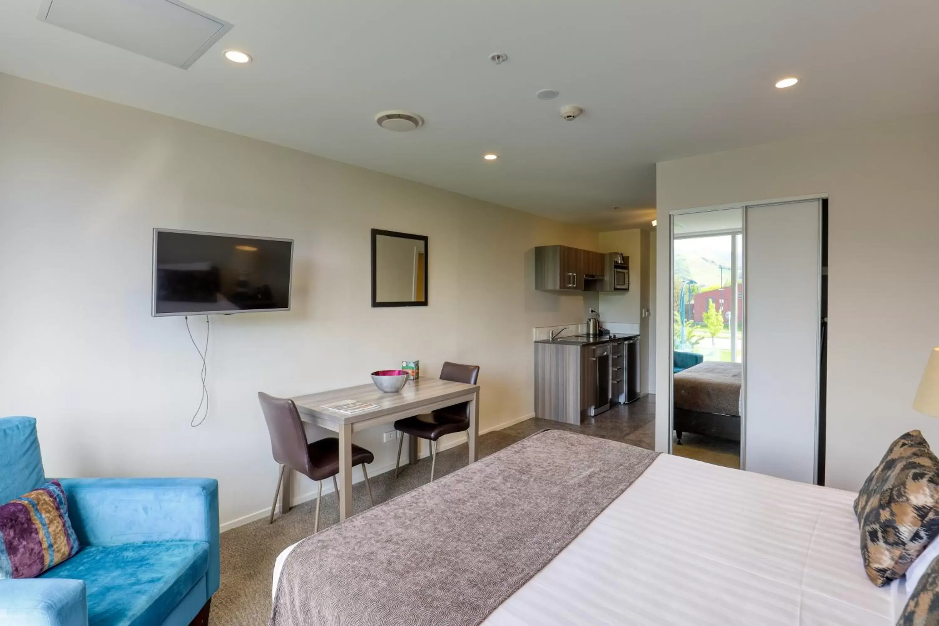 Bedroom, TV/Entertainment Center in Ramada Suites by Wyndham Queenstown Remarkables Park