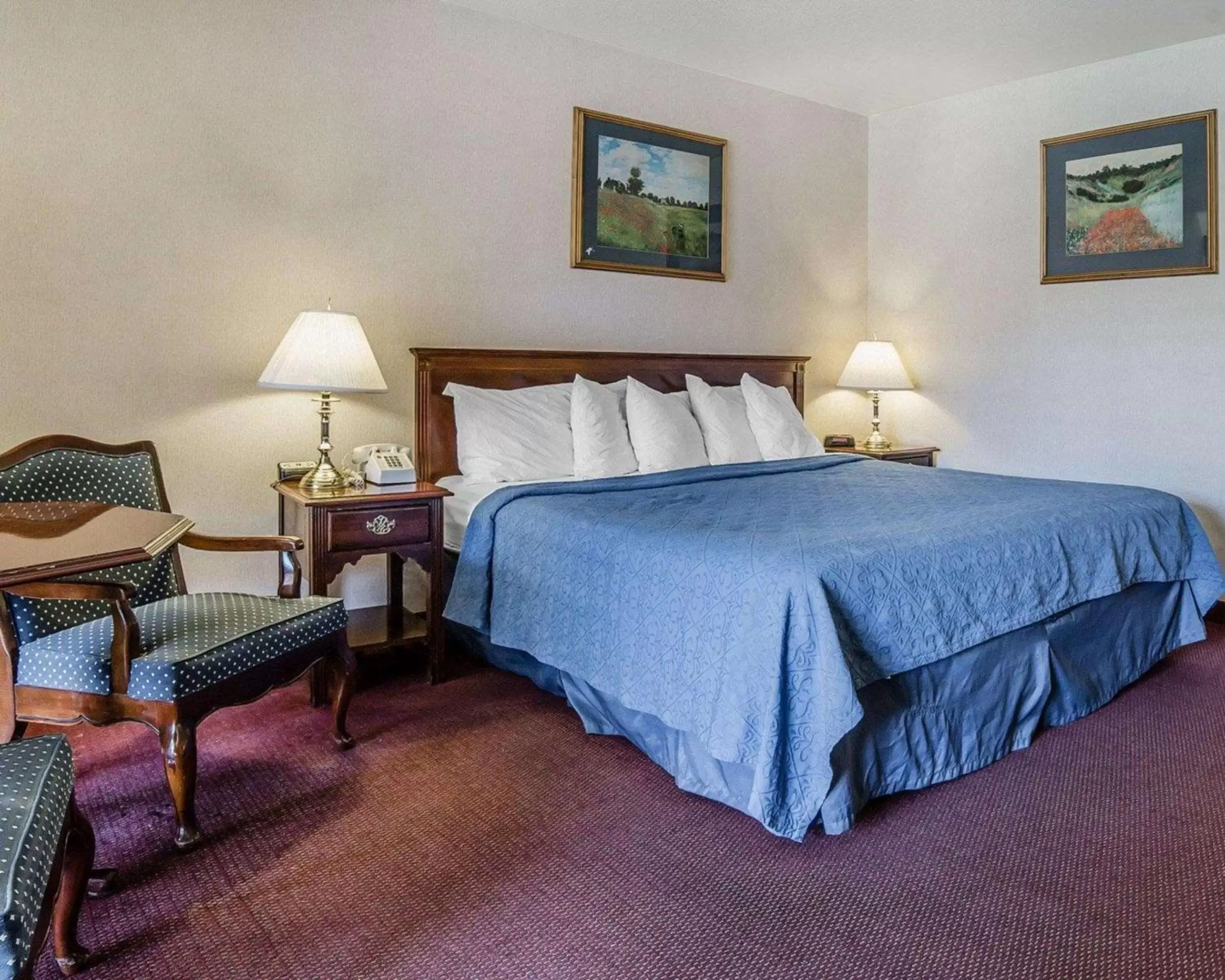 Photo of the whole room, Bed in Econo Lodge Reno-Sparks Convention Center