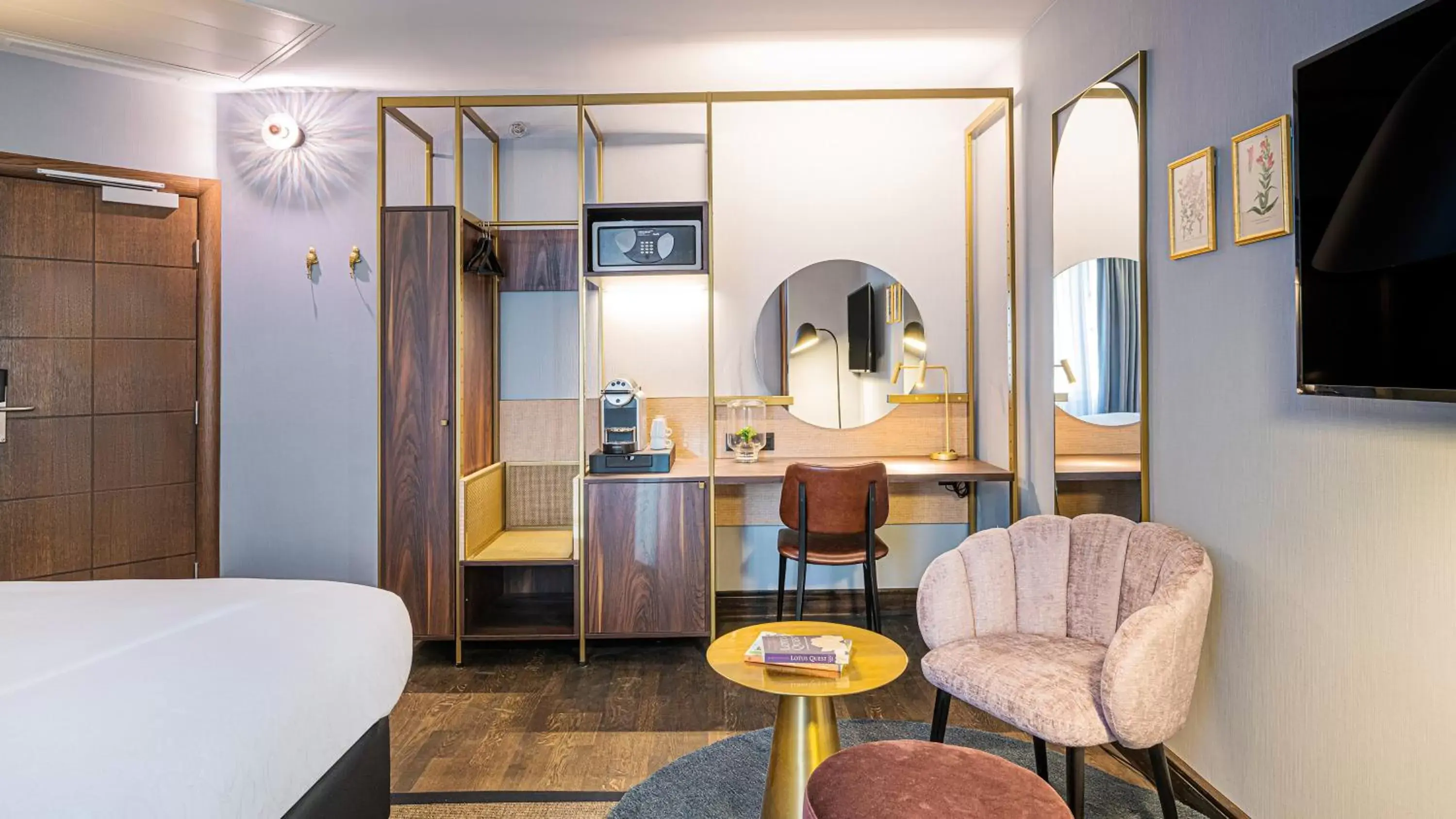 Bedroom, Seating Area in Hotel Indigo Brussels - City, an IHG Hotel