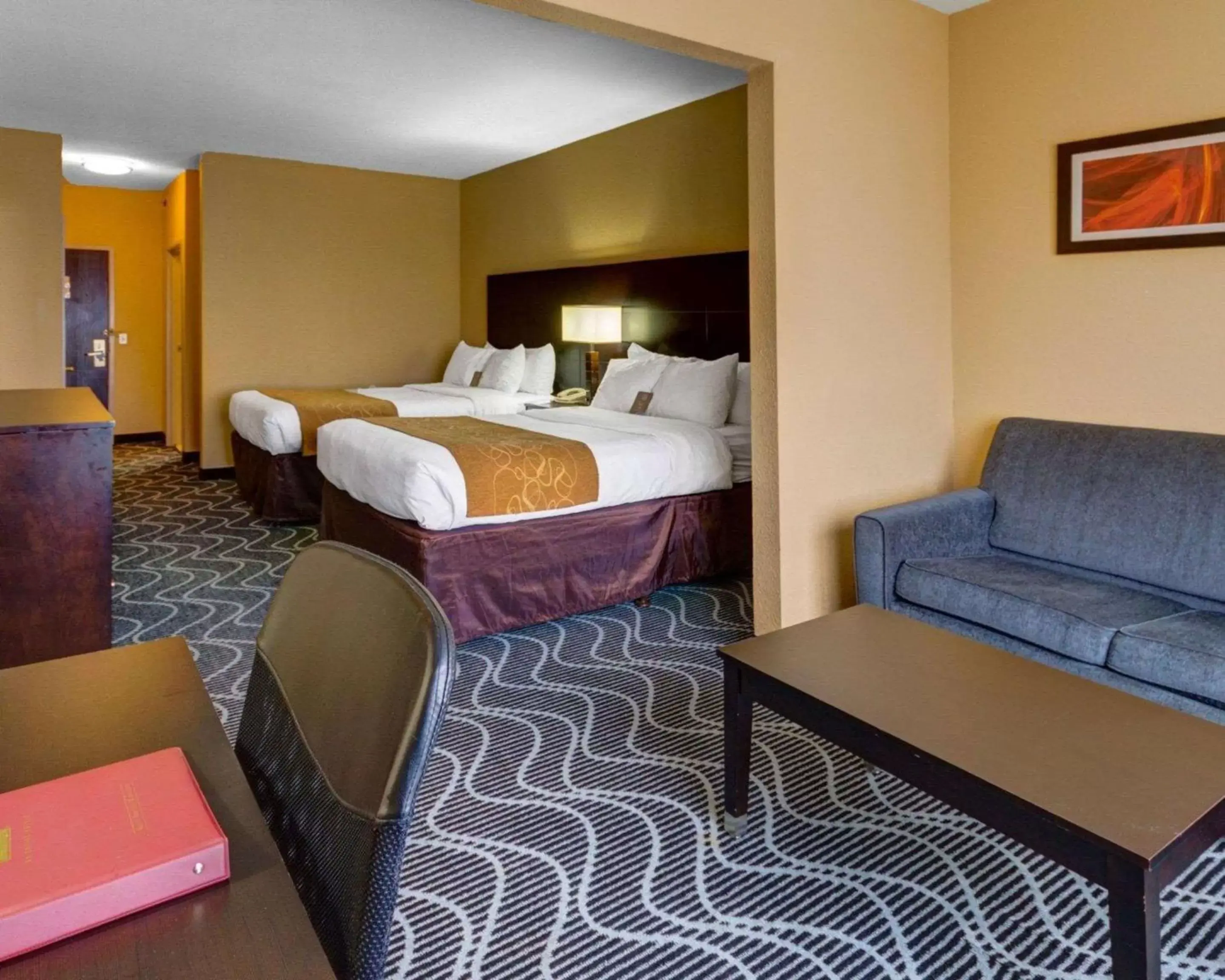 Photo of the whole room, Bed in Comfort Suites Lake Ray Hubbard