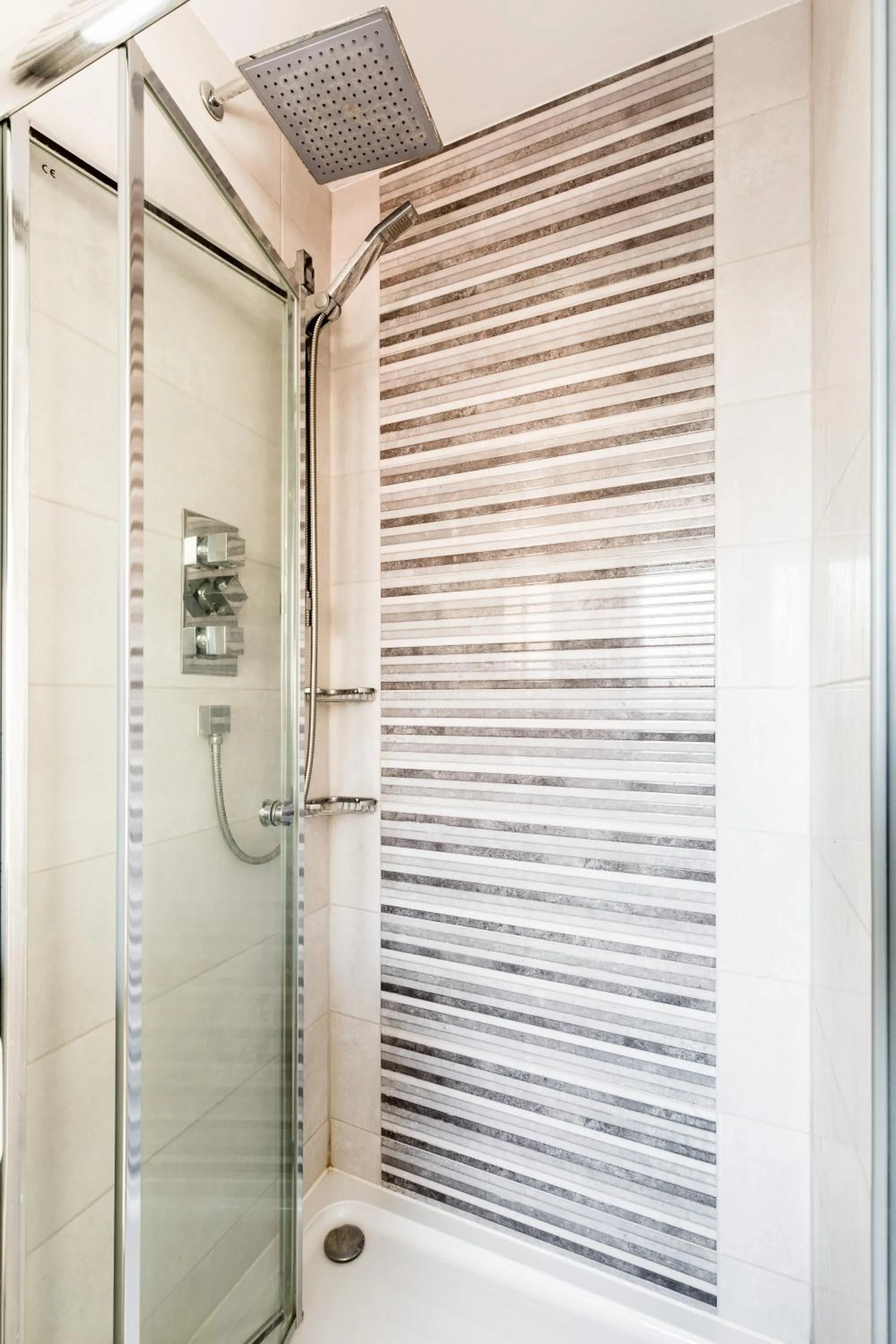 Bathroom in Drayton Manor House FREE parking