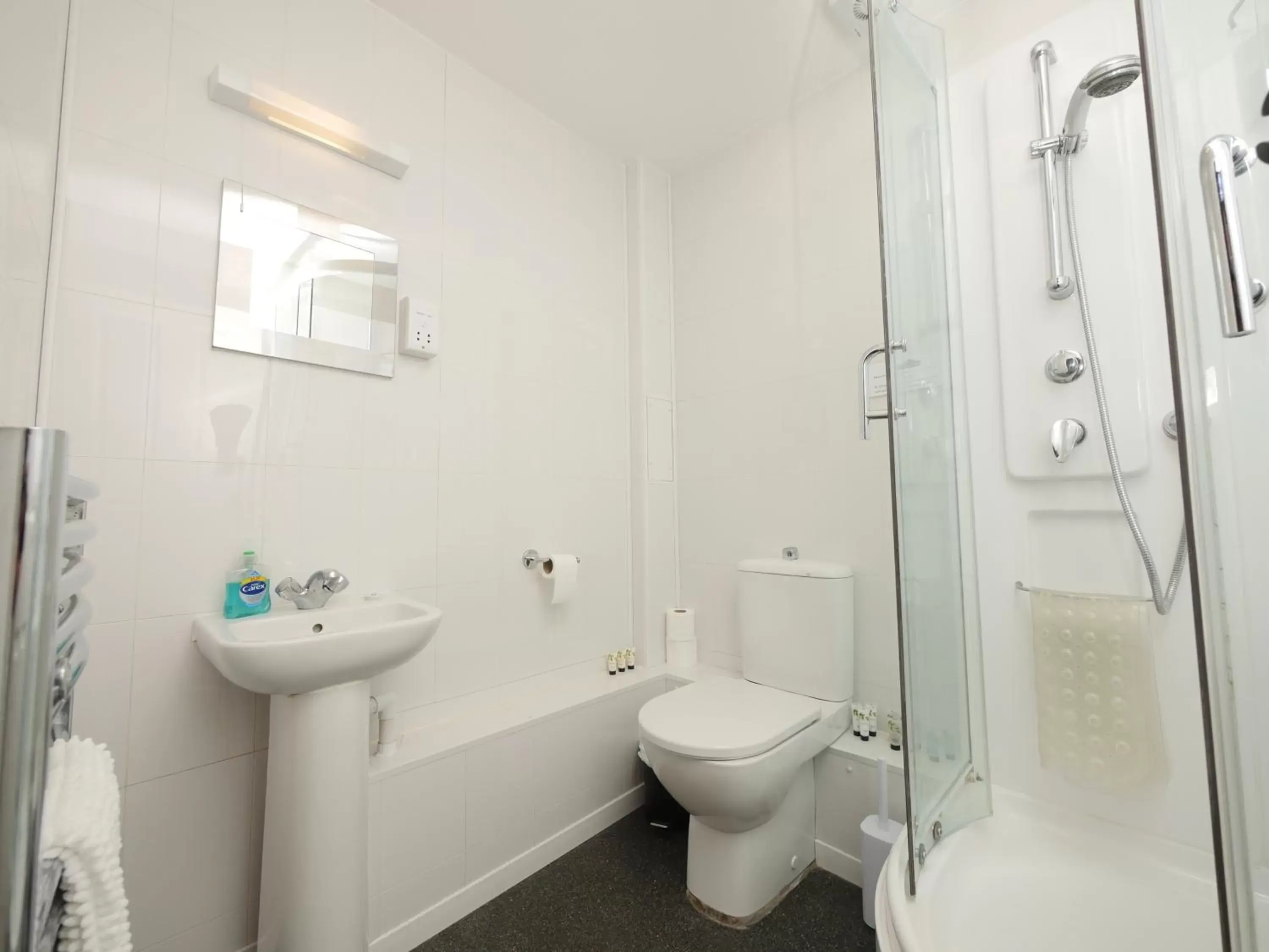 Shower, Bathroom in The Five Bells, Eastry