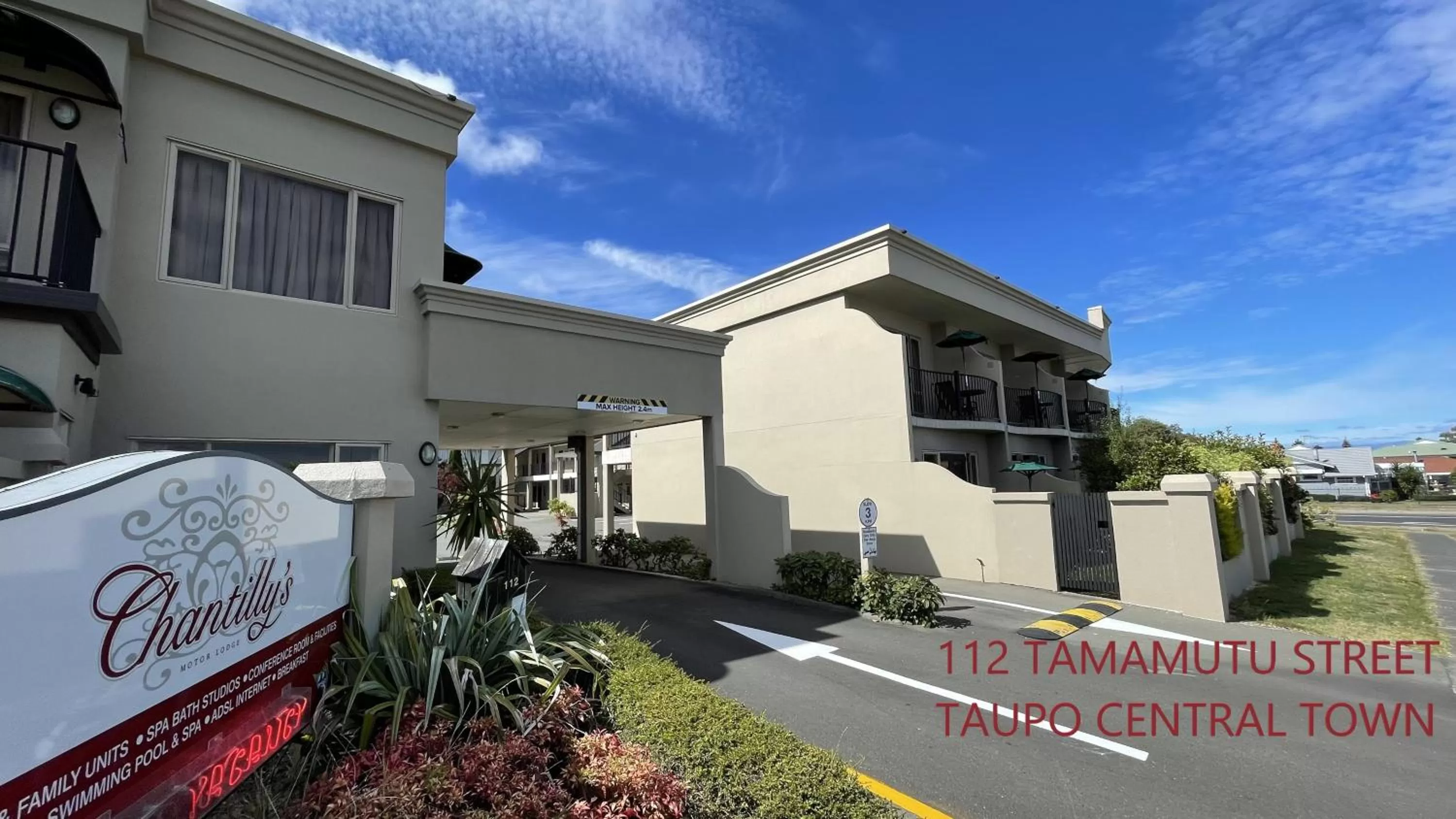 Facade/entrance in Chantillys Motor Lodge