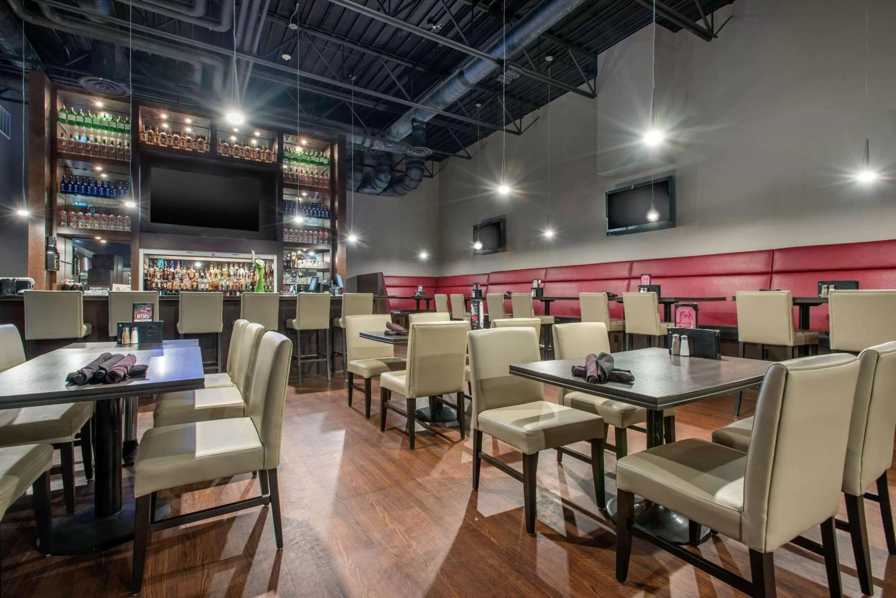 Restaurant/places to eat in Clarion Hotel & Suites