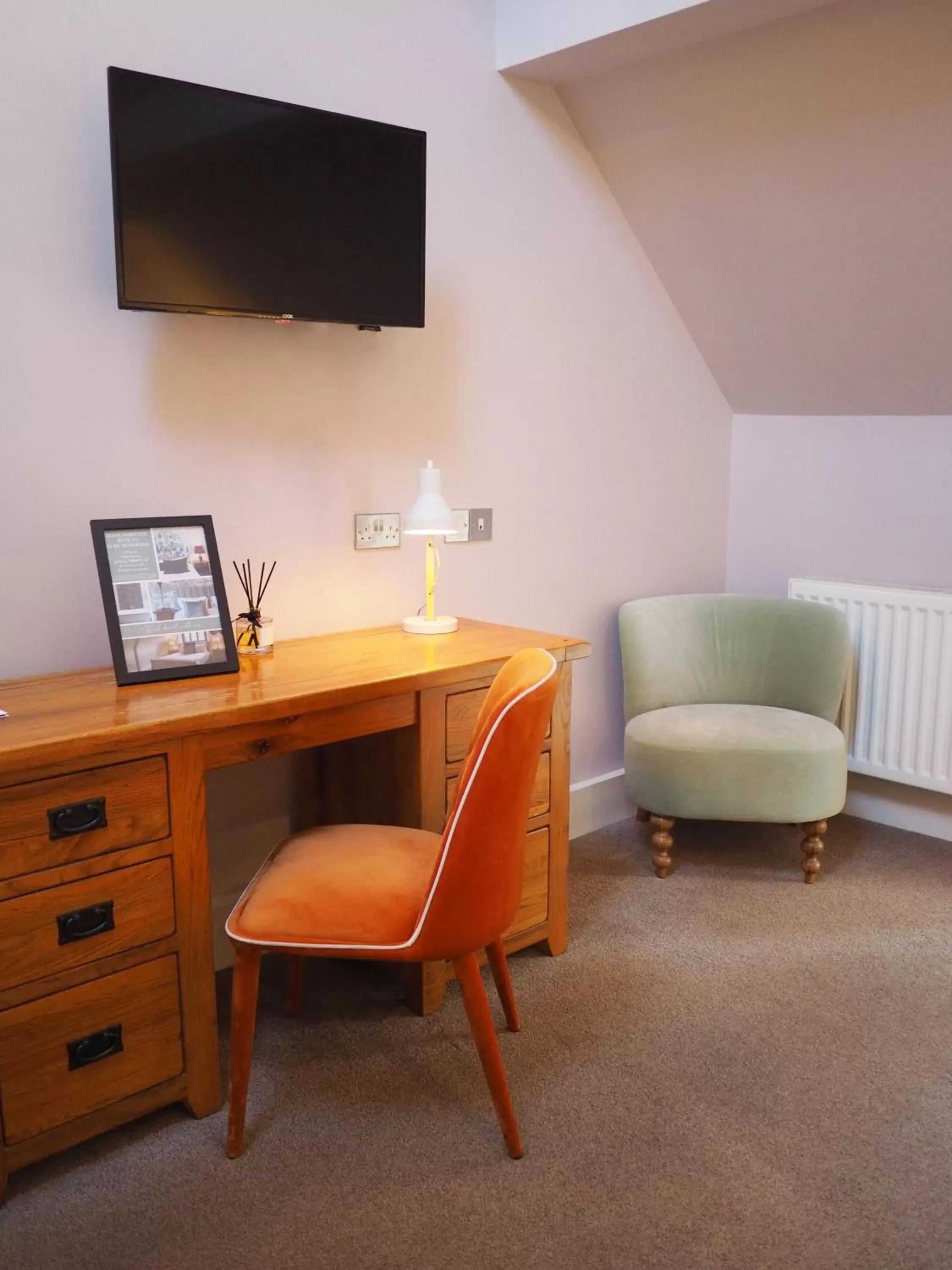 Seating area, TV/Entertainment Center in Bear and Ragged Staff