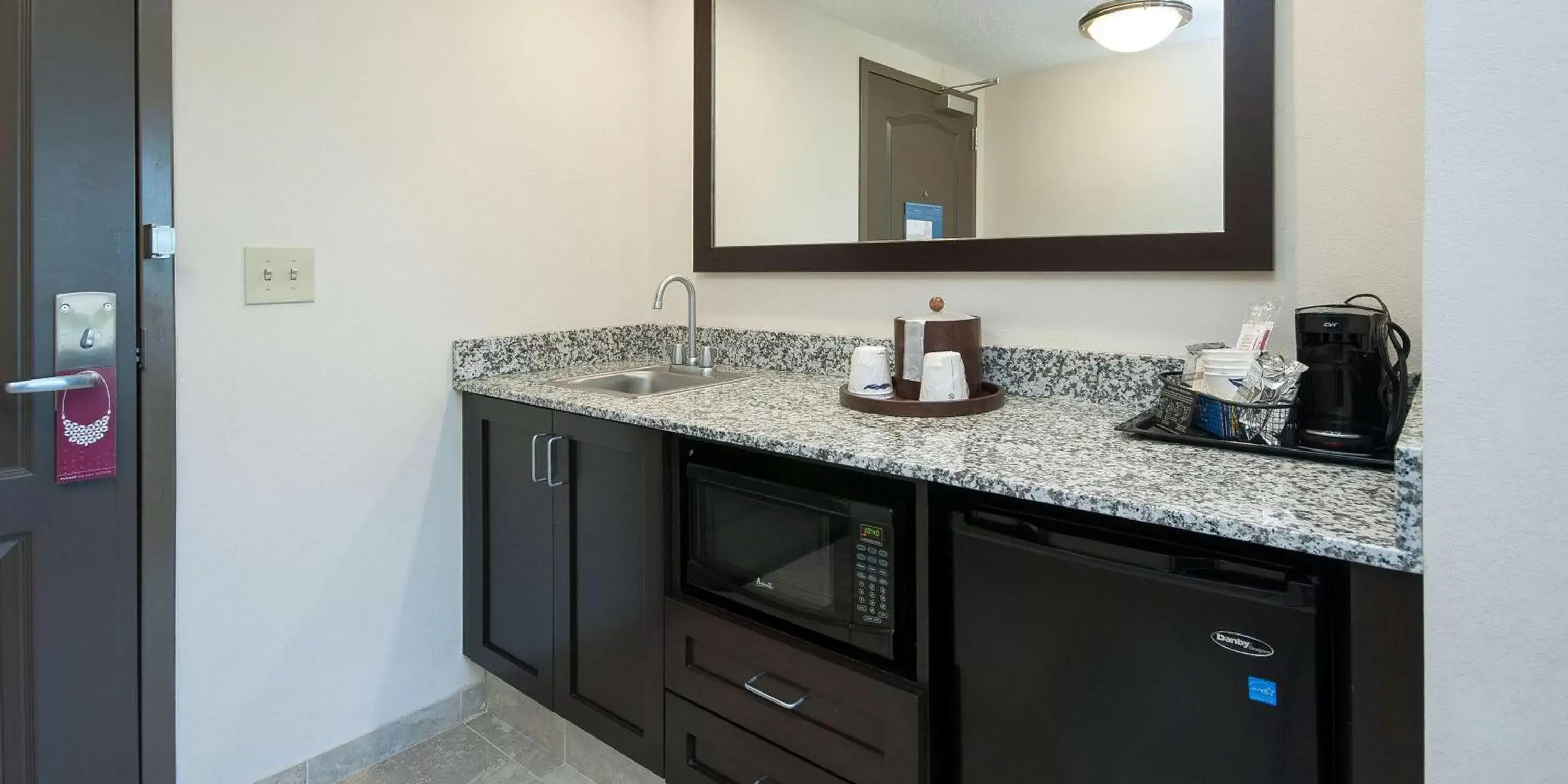 Bed, Kitchen/Kitchenette in Hampton Inn & Suites Seneca-Clemson Area