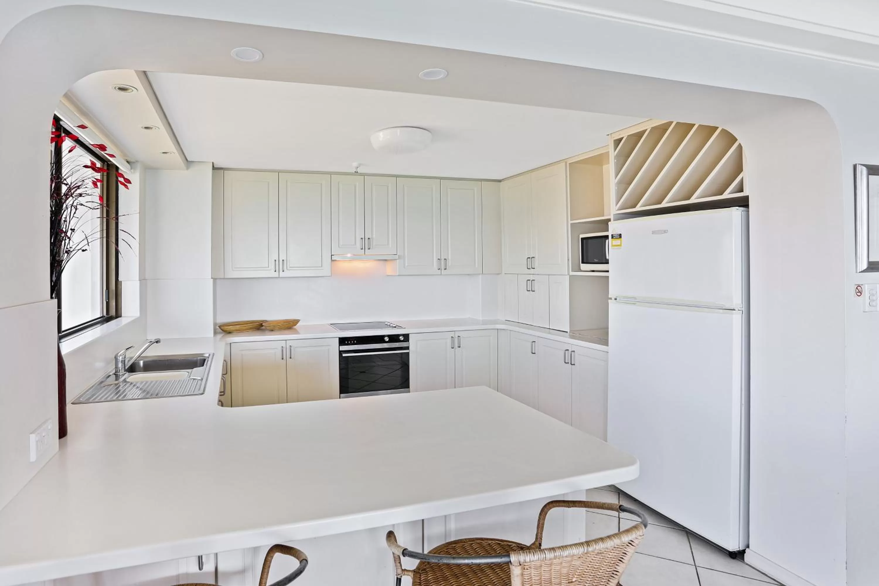 Kitchen or kitchenette in De Ville Apartments