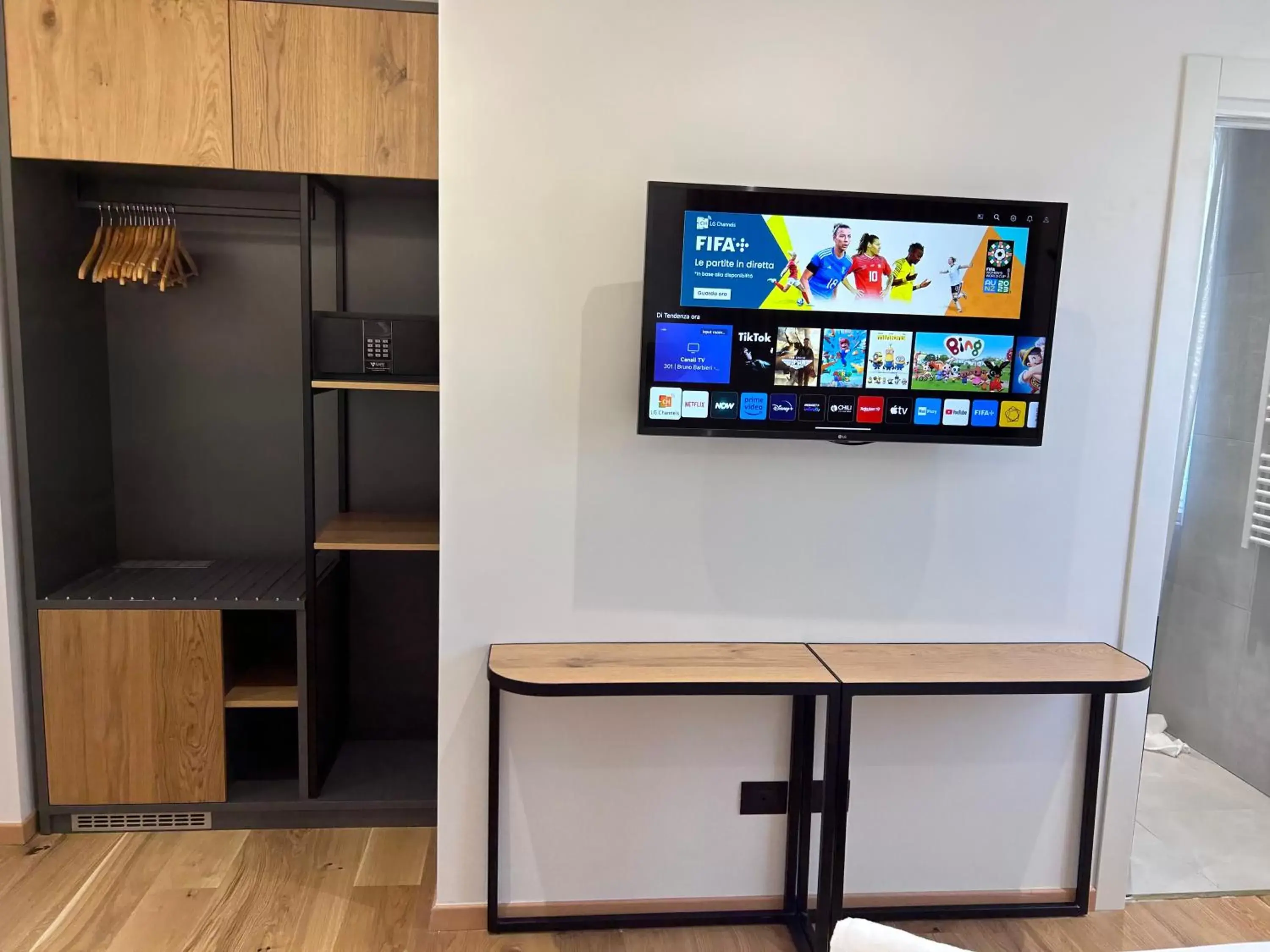TV and multimedia, TV/Entertainment Center in Hotel Mauro