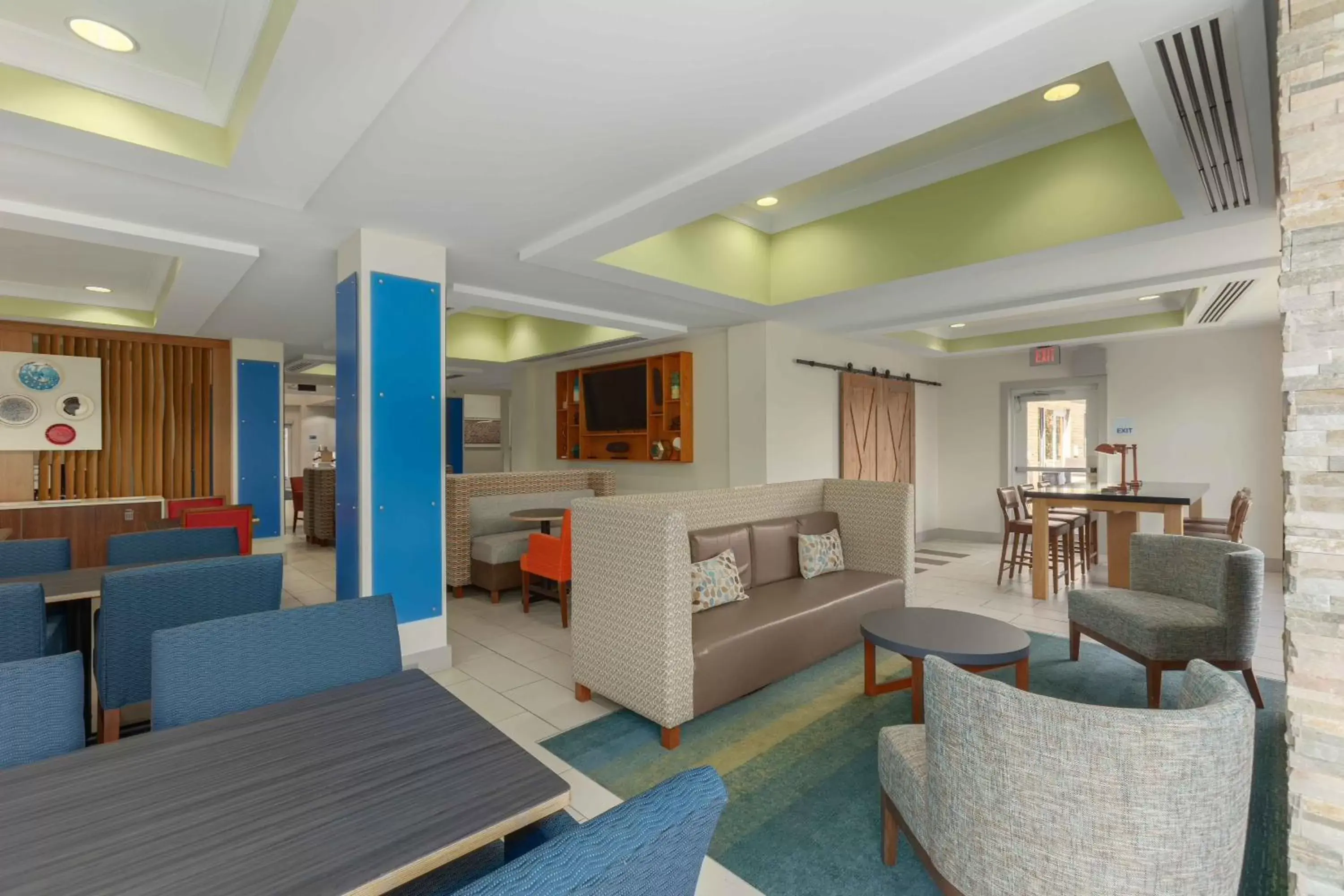 Breakfast, Seating Area in Holiday Inn Express Hotel & Suites Binghamton University-Vestal, an IHG Hotel