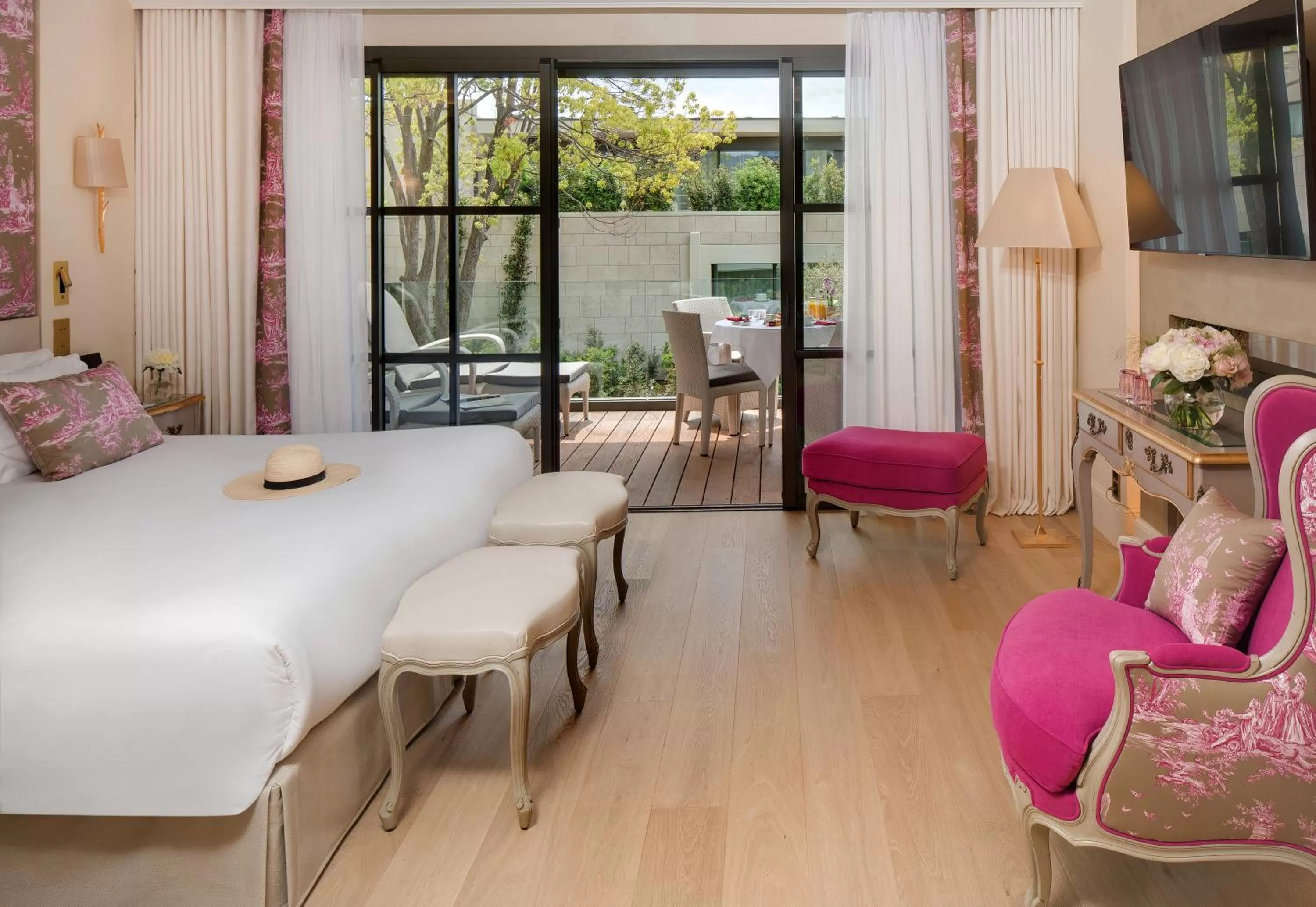 Seating area, Bed in Domaine du Mas De Pierre