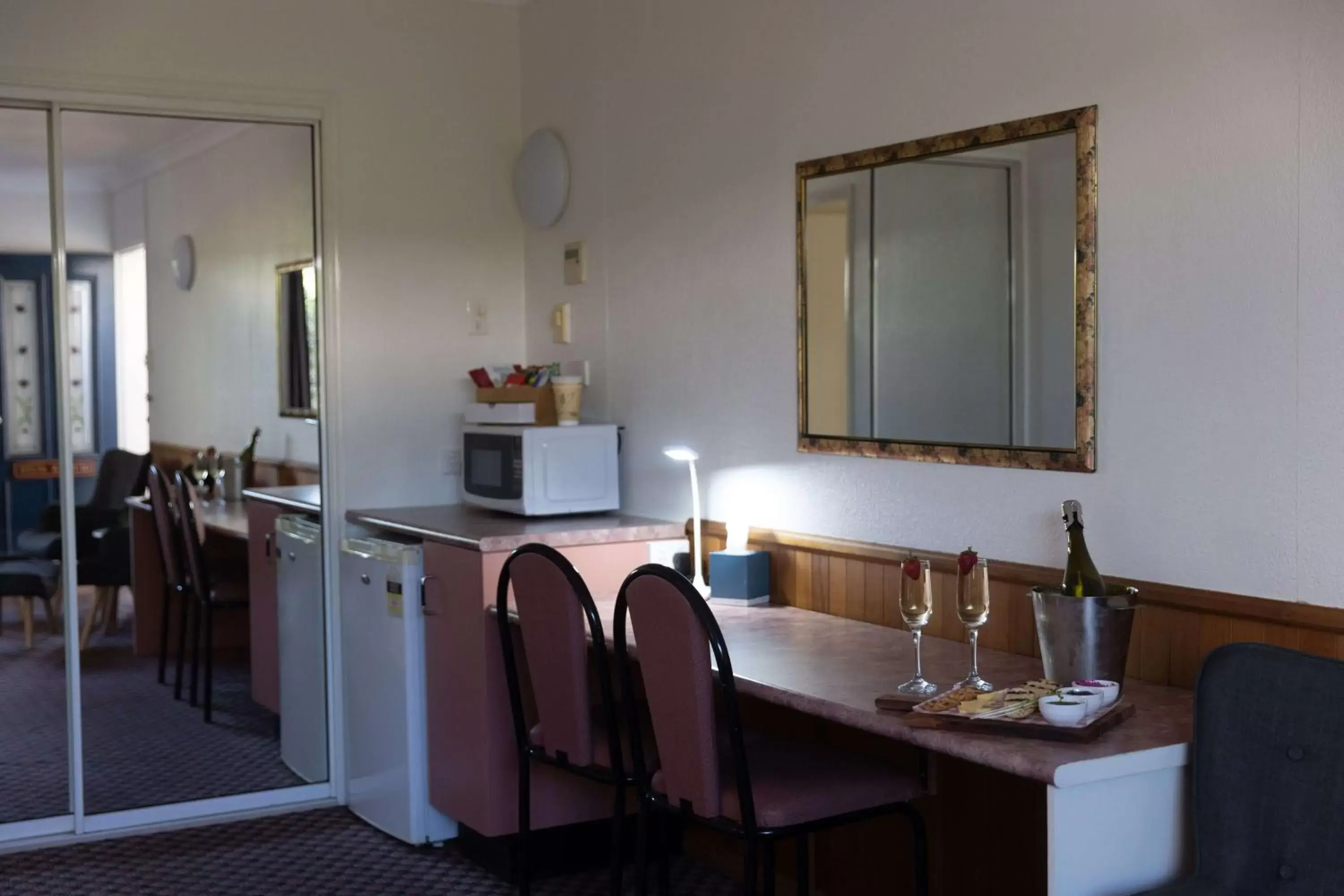 Food and drinks, Kitchen/Kitchenette in Outback Motel Mt Isa