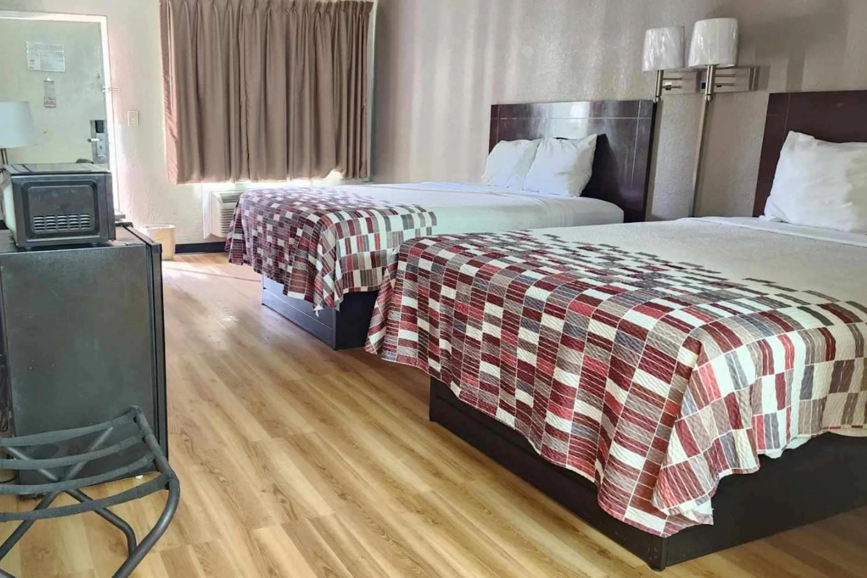 Deluxe Room with Two Double Beds Smoking in Red Roof Inn Memphis - Graceland Airport