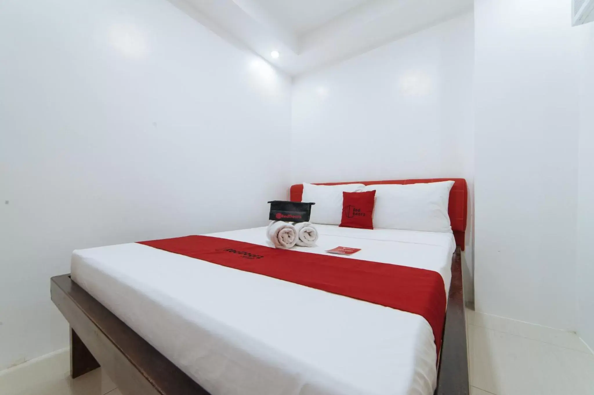 Bed in RedDoorz @ DBuilders Bangkal Makati