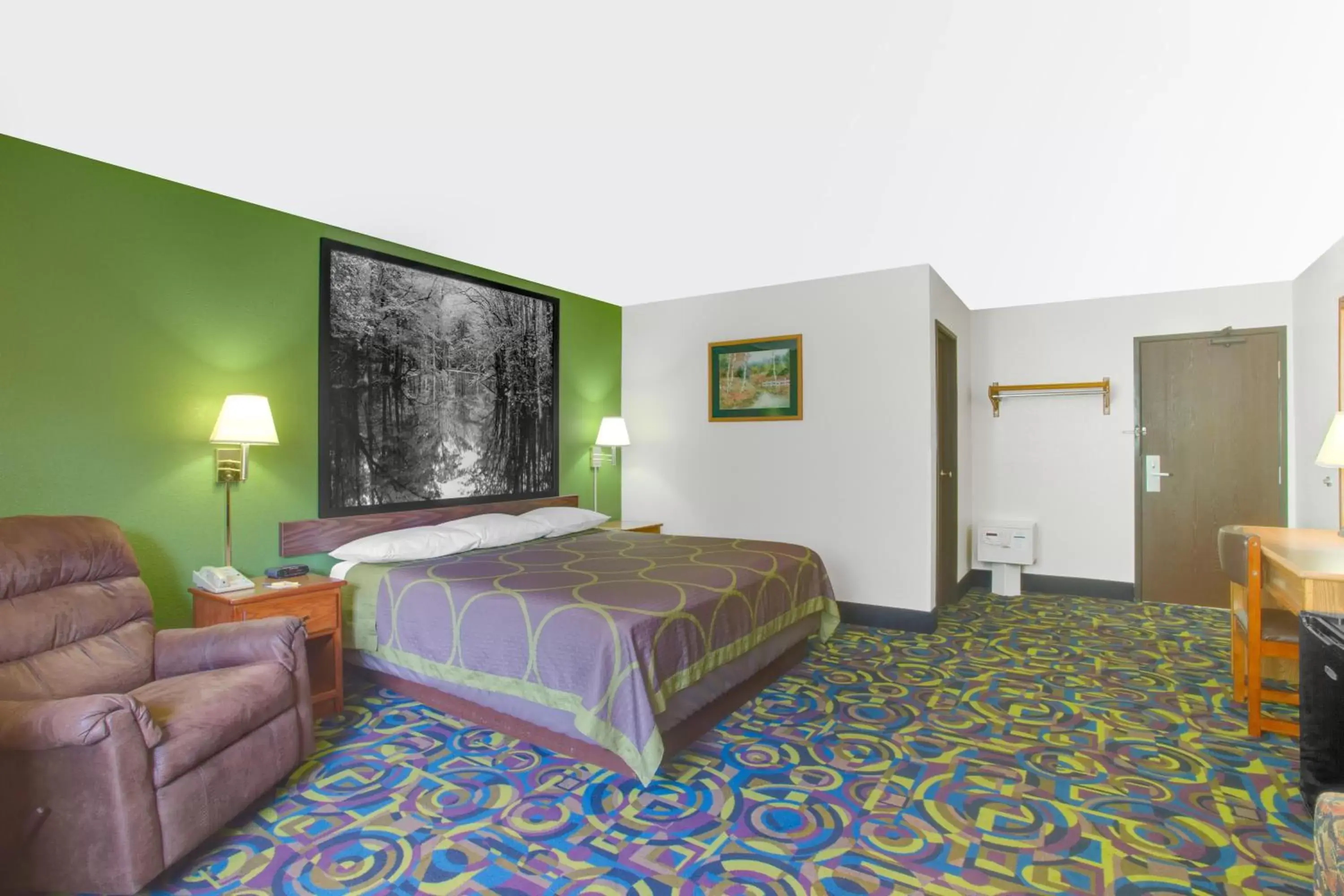 Photo of the whole room, Bed in Super 8 by Wyndham Radford VA