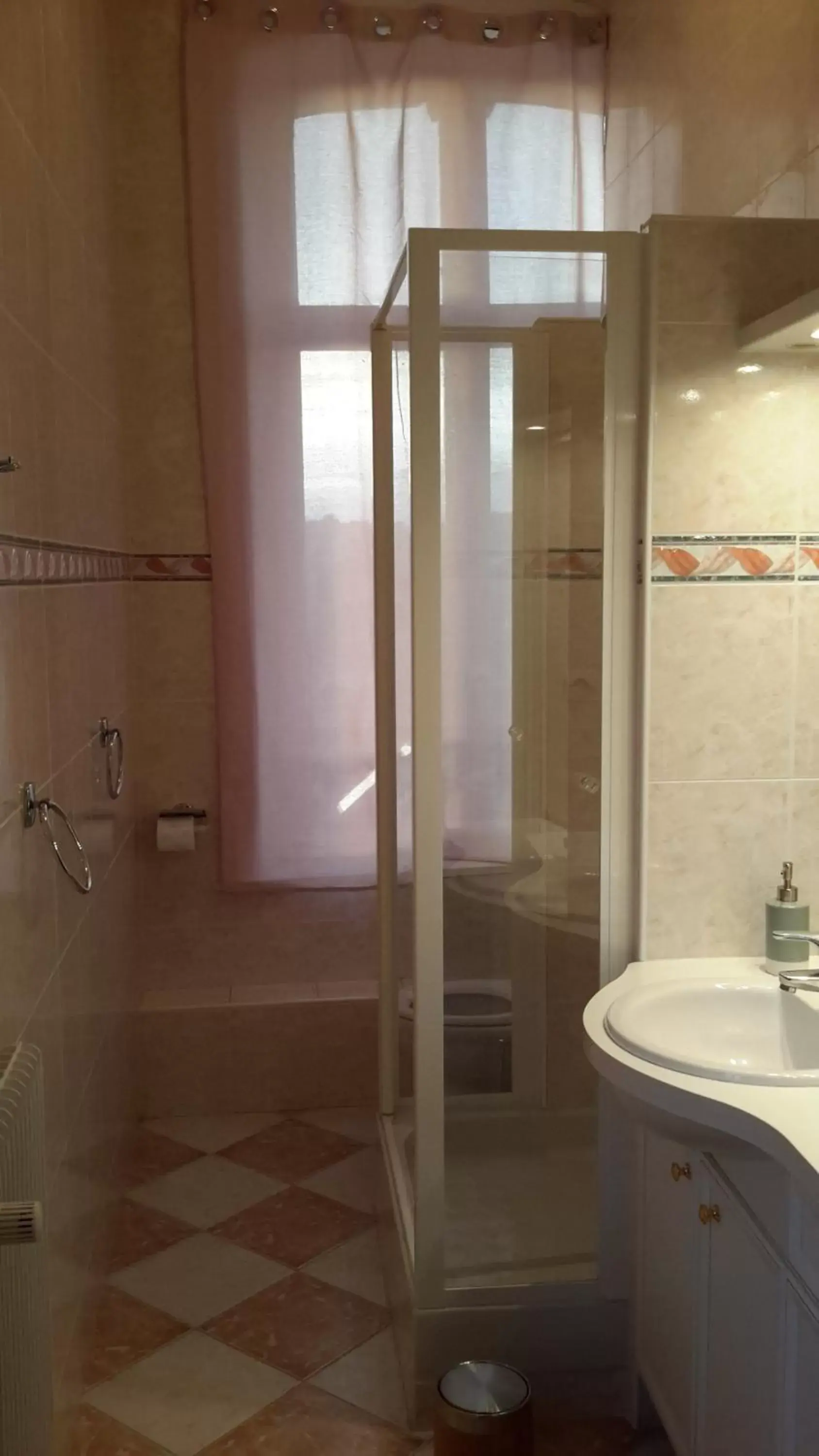 Shower, Bathroom in La Belle Boulonnaise