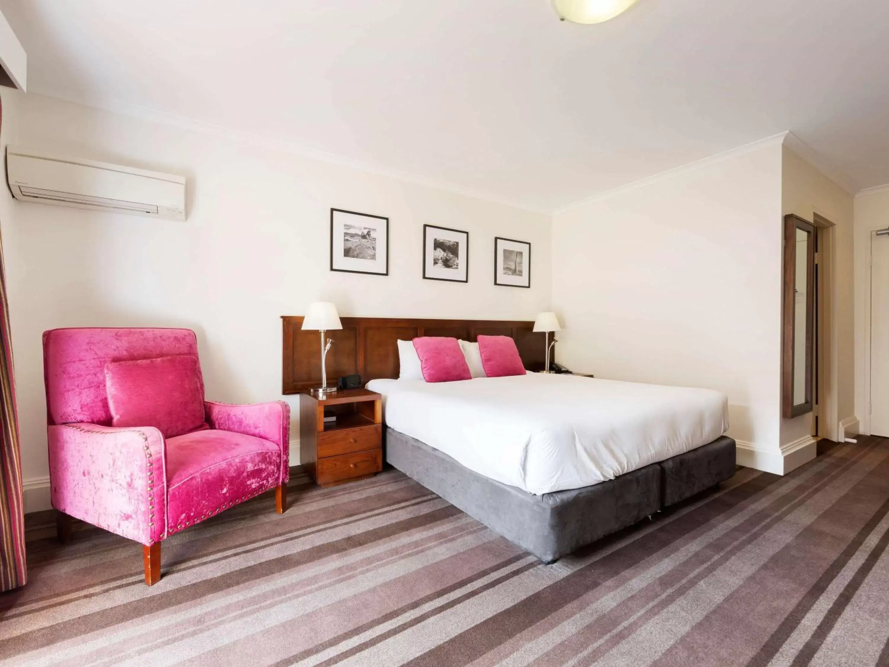 Photo of the whole room, Bed in Mercure Canberra