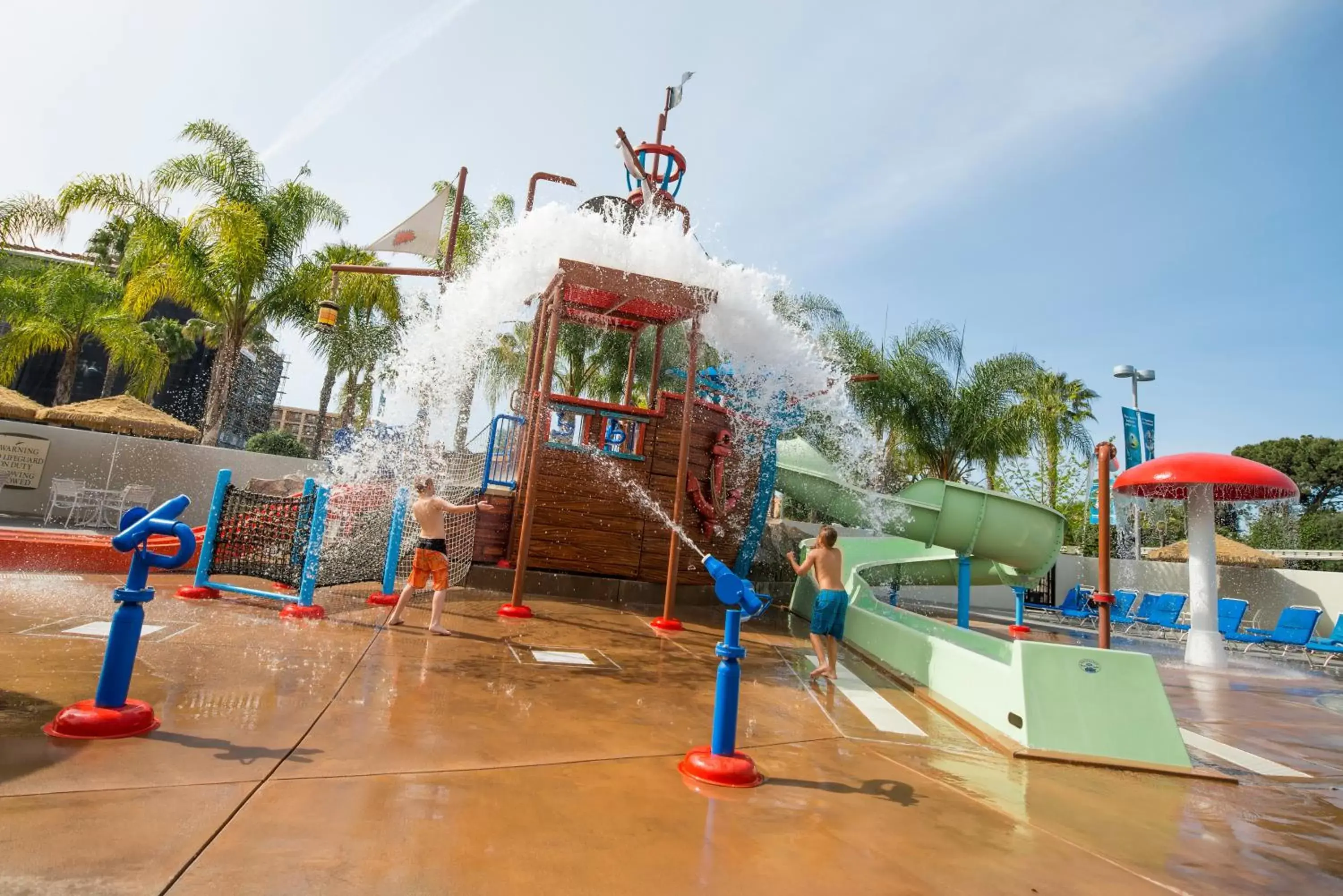 Swimming pool, Children's Play Area in Howard Johnson by Wyndham Anaheim Hotel & Water Playground
