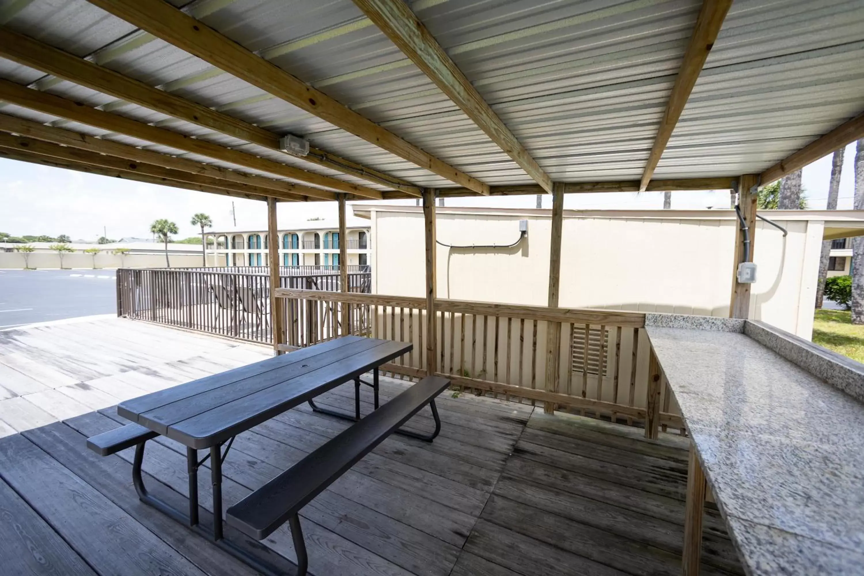 Seating area, Balcony/Terrace in Ocean Breeze Inn