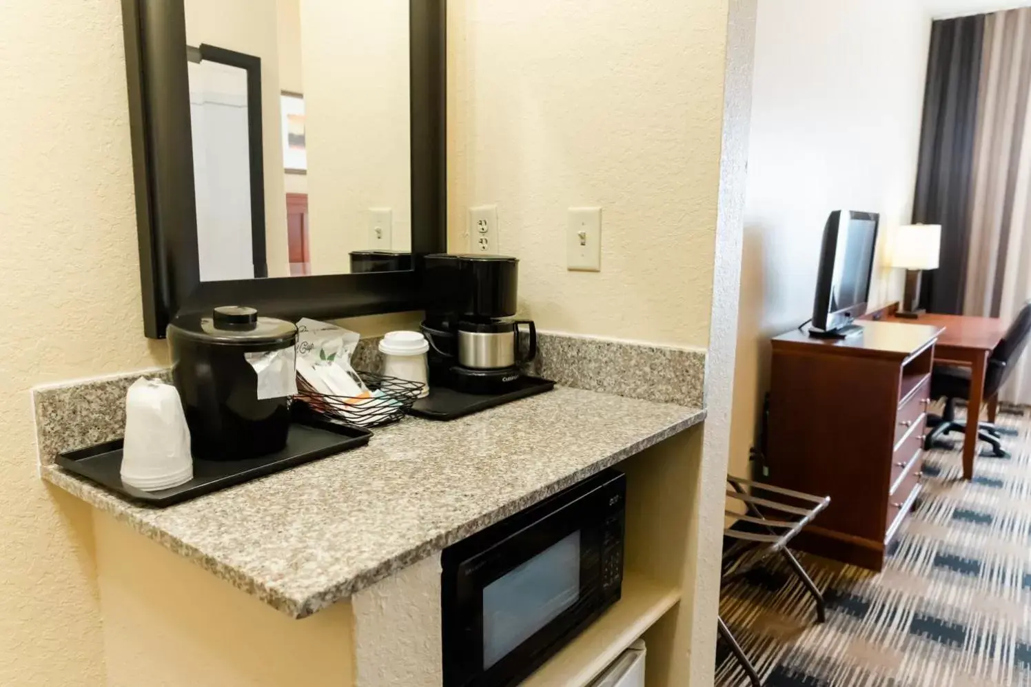 Coffee/Tea Facilities in Country Inn & Suites by Radisson, Helen, GA