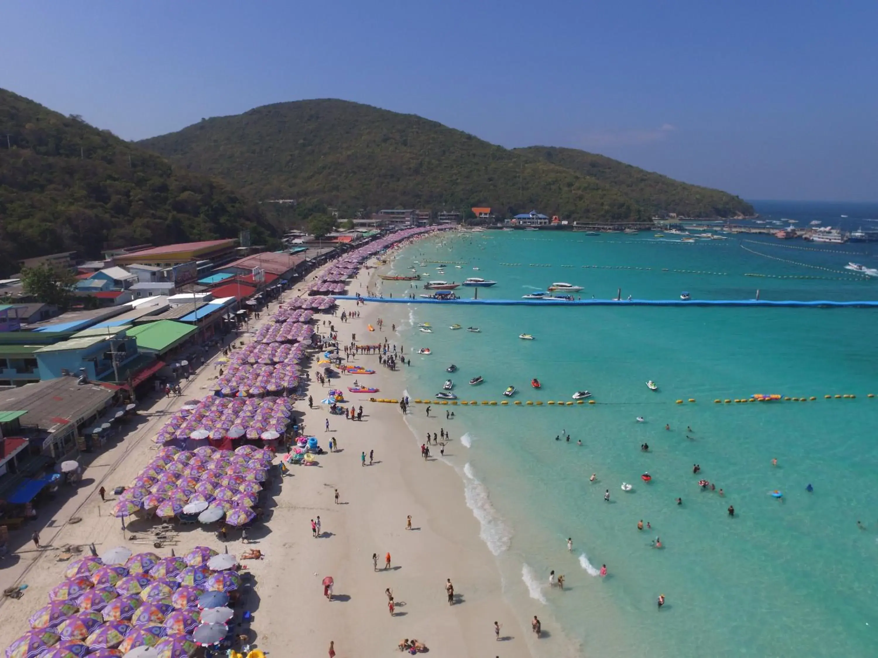 Beach in Tawaen Beach Resort