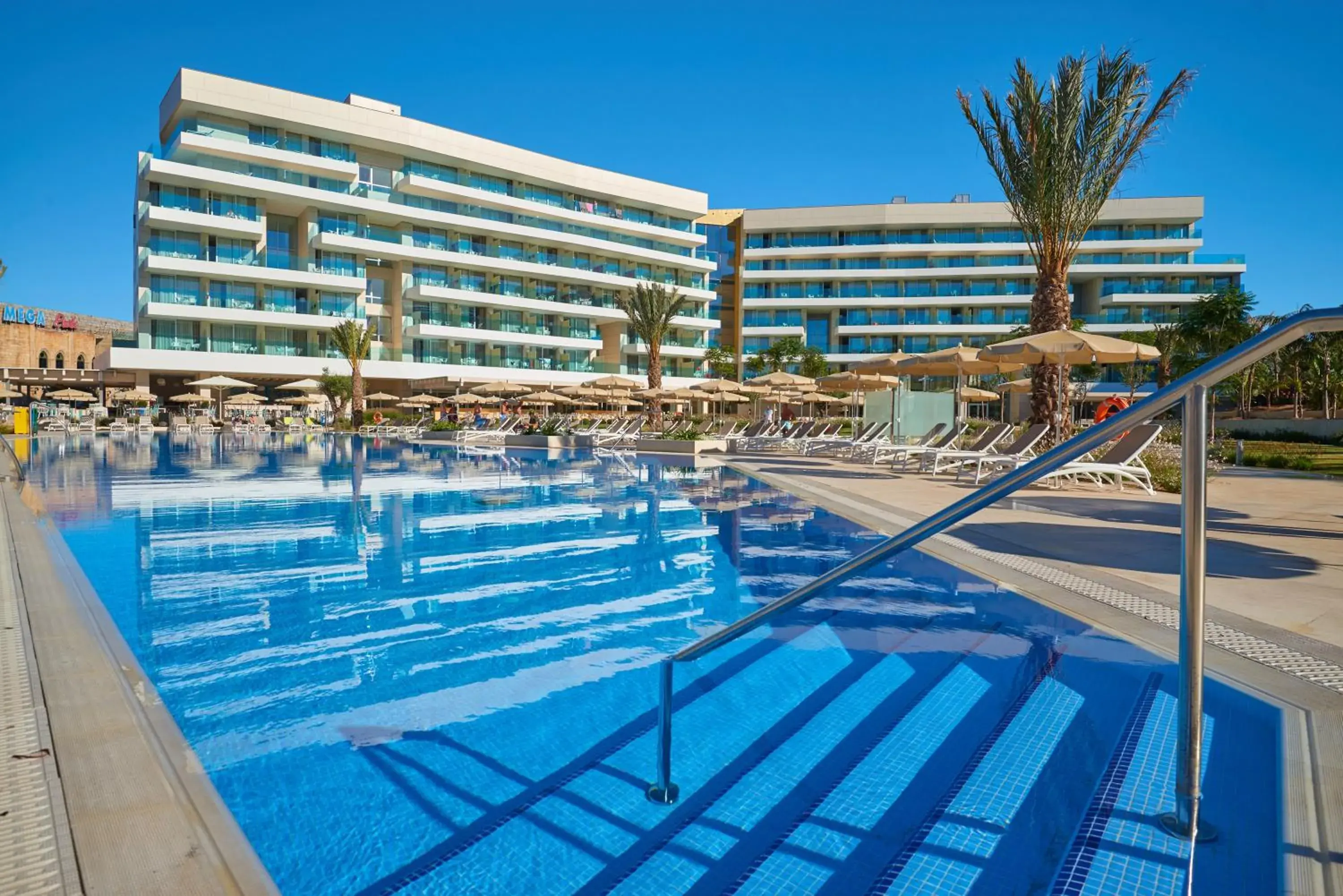 Property building, Swimming Pool in Hipotels Gran Playa de Palma