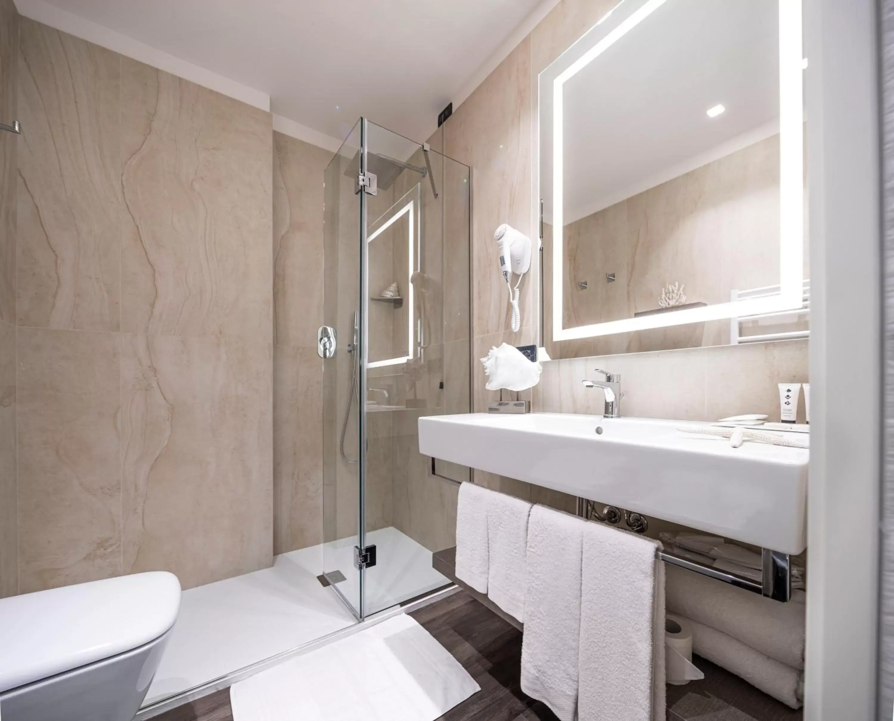 Bathroom in Litoraneo Suite Hotel