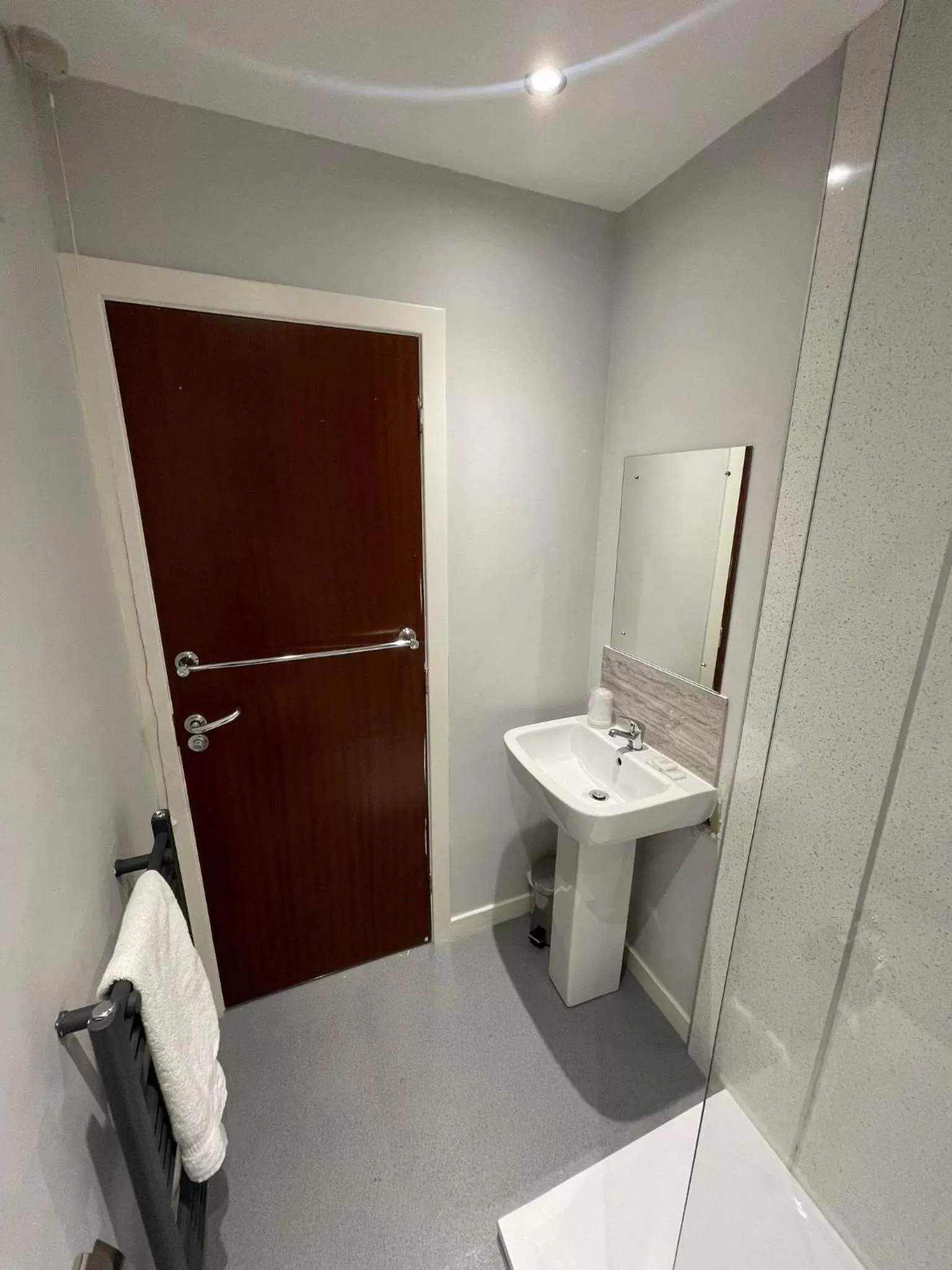 Bathroom in Airlie Arms Hotel