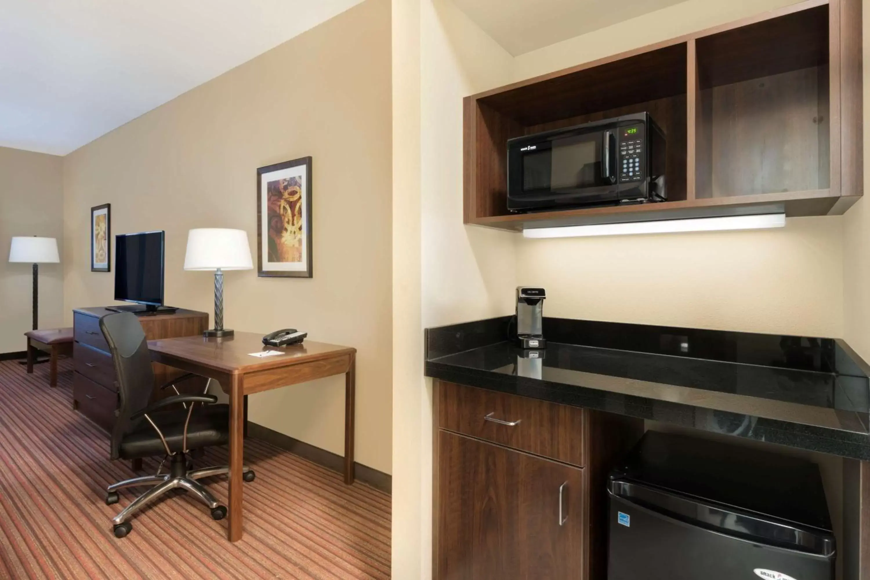 Photo of the whole room, Kitchen/Kitchenette in Best Western Plus Hudson Hotel & Suites