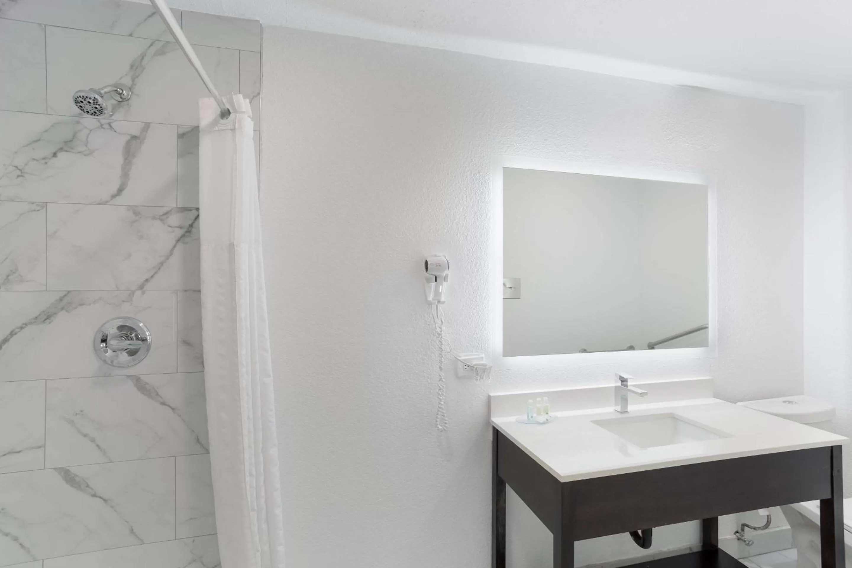 Photo of the whole room in Quality Inn Redding near I-5