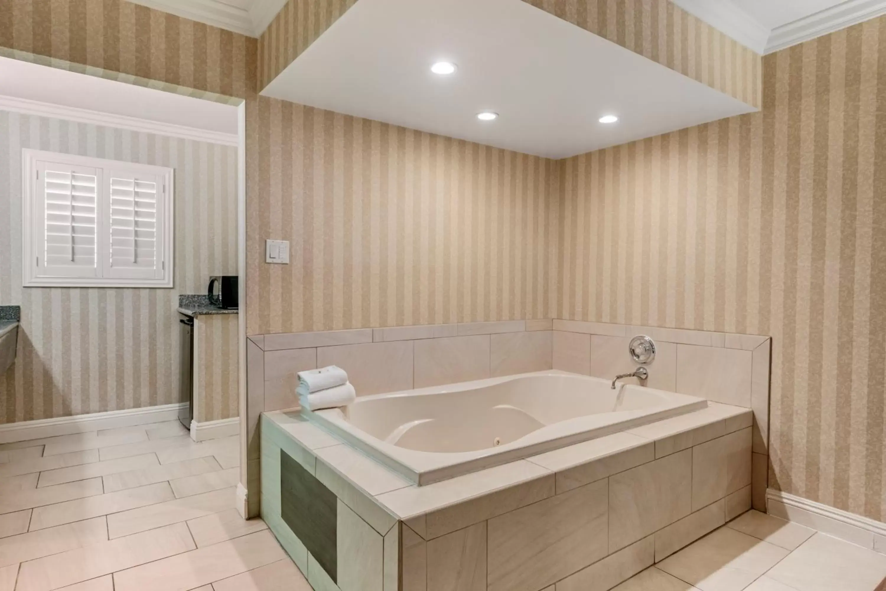 Bathroom in Quality Inn & Suites Anaheim Maingate