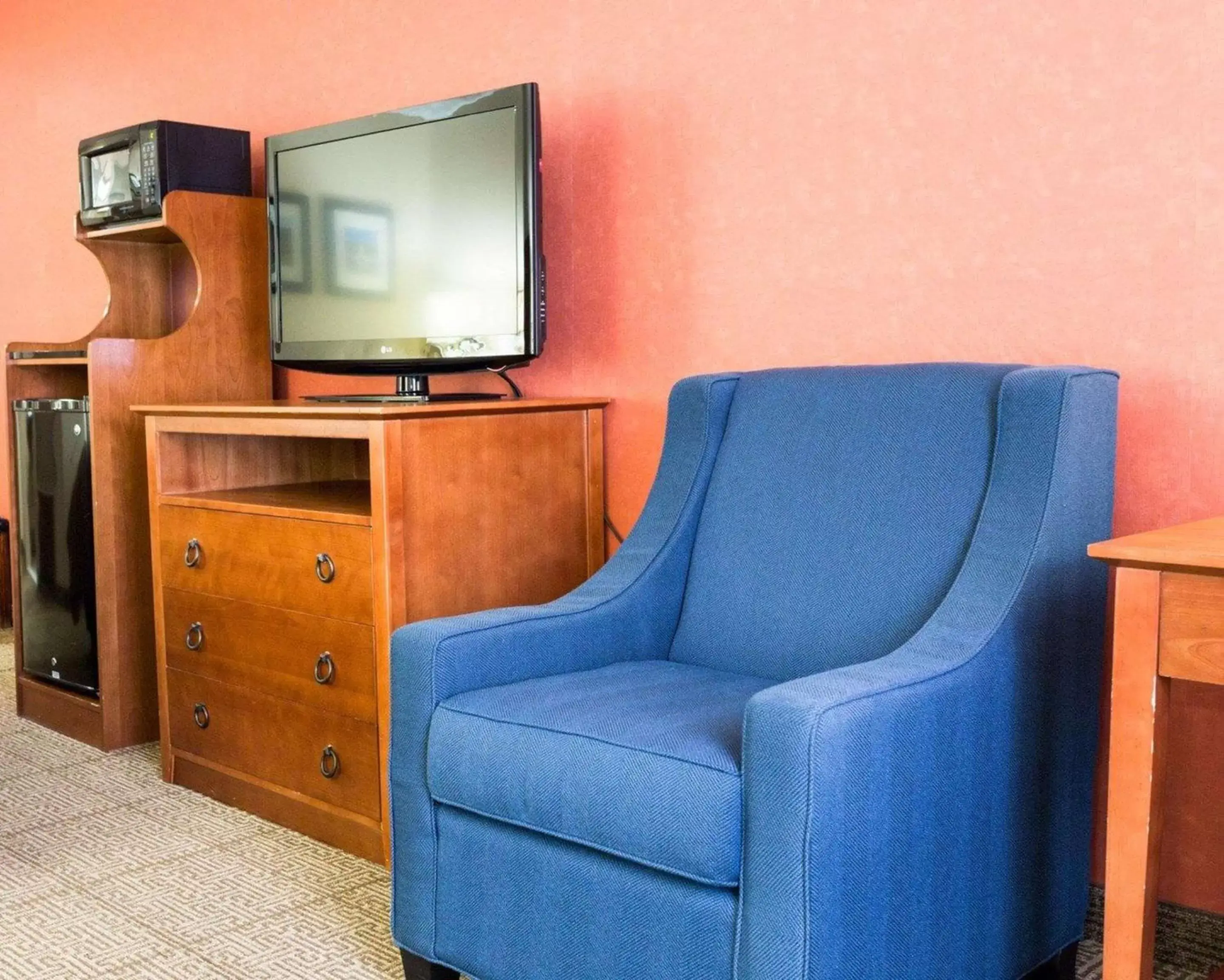 Photo of the whole room, TV/Entertainment Center in Comfort Inn Civic Center