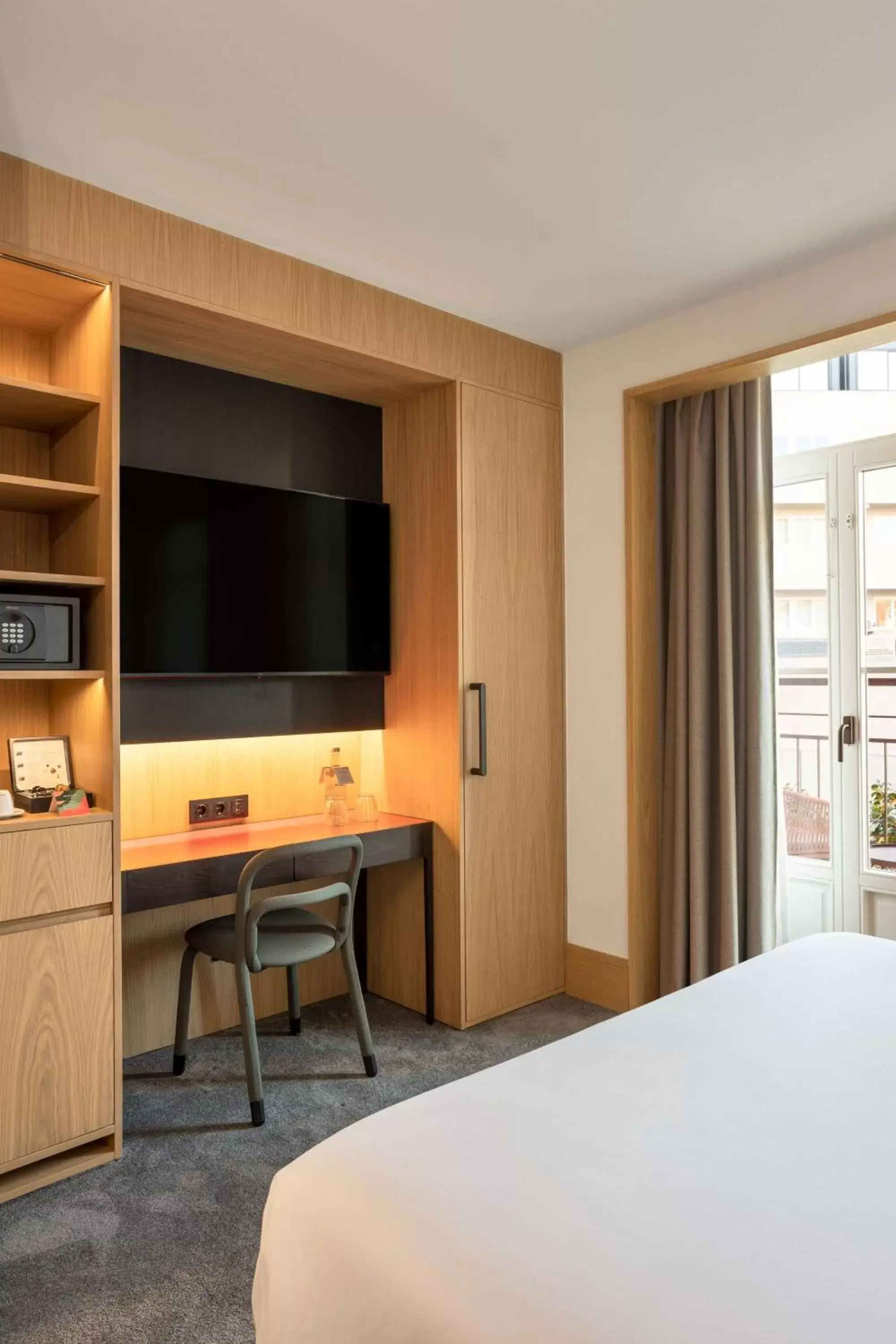 Bedroom, TV/Entertainment Center in Arts Hotel Porto, Tapestry Collection By Hilton