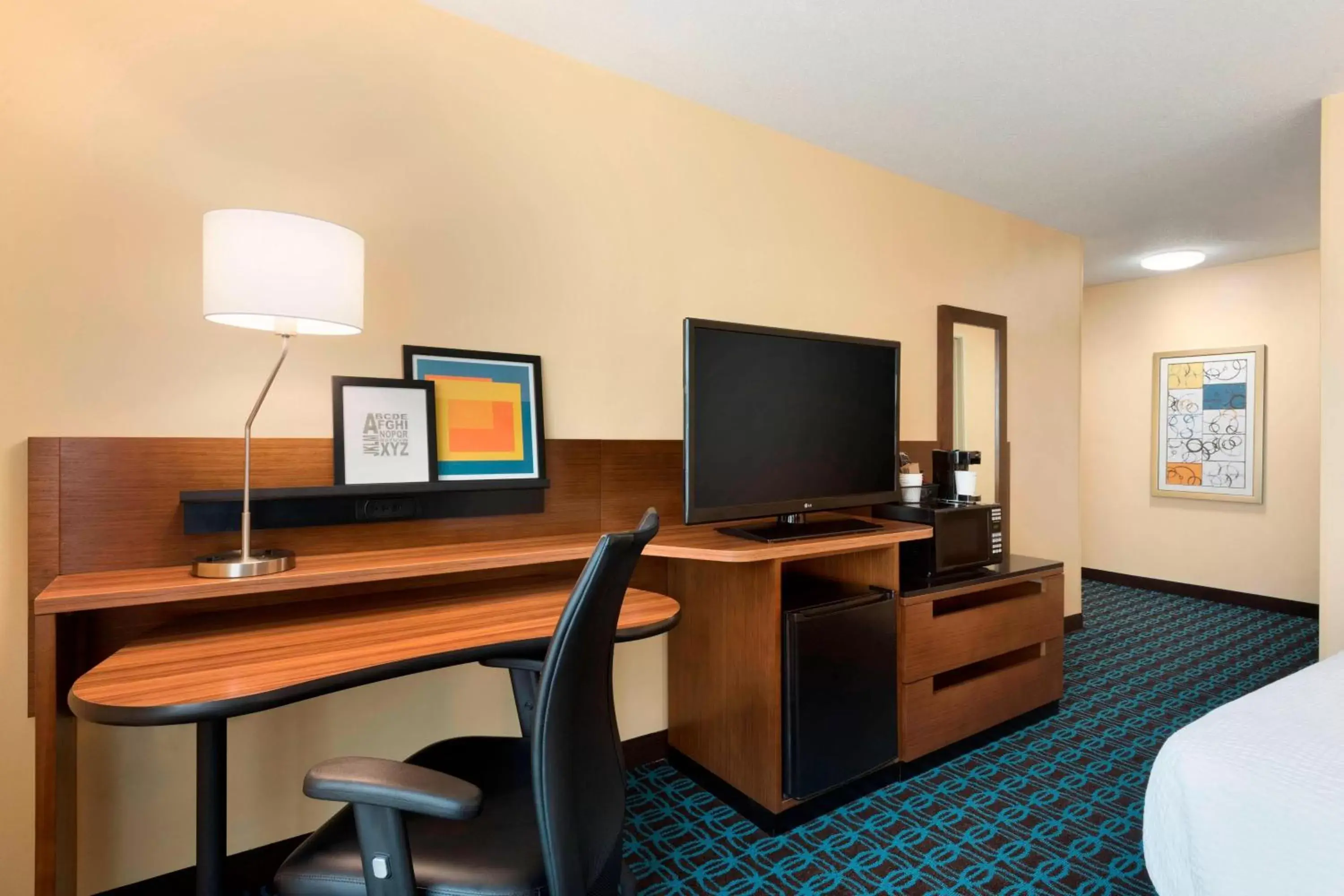 Photo of the whole room, TV/Entertainment Center in Fairfield Inn & Suites Hartford Manchester