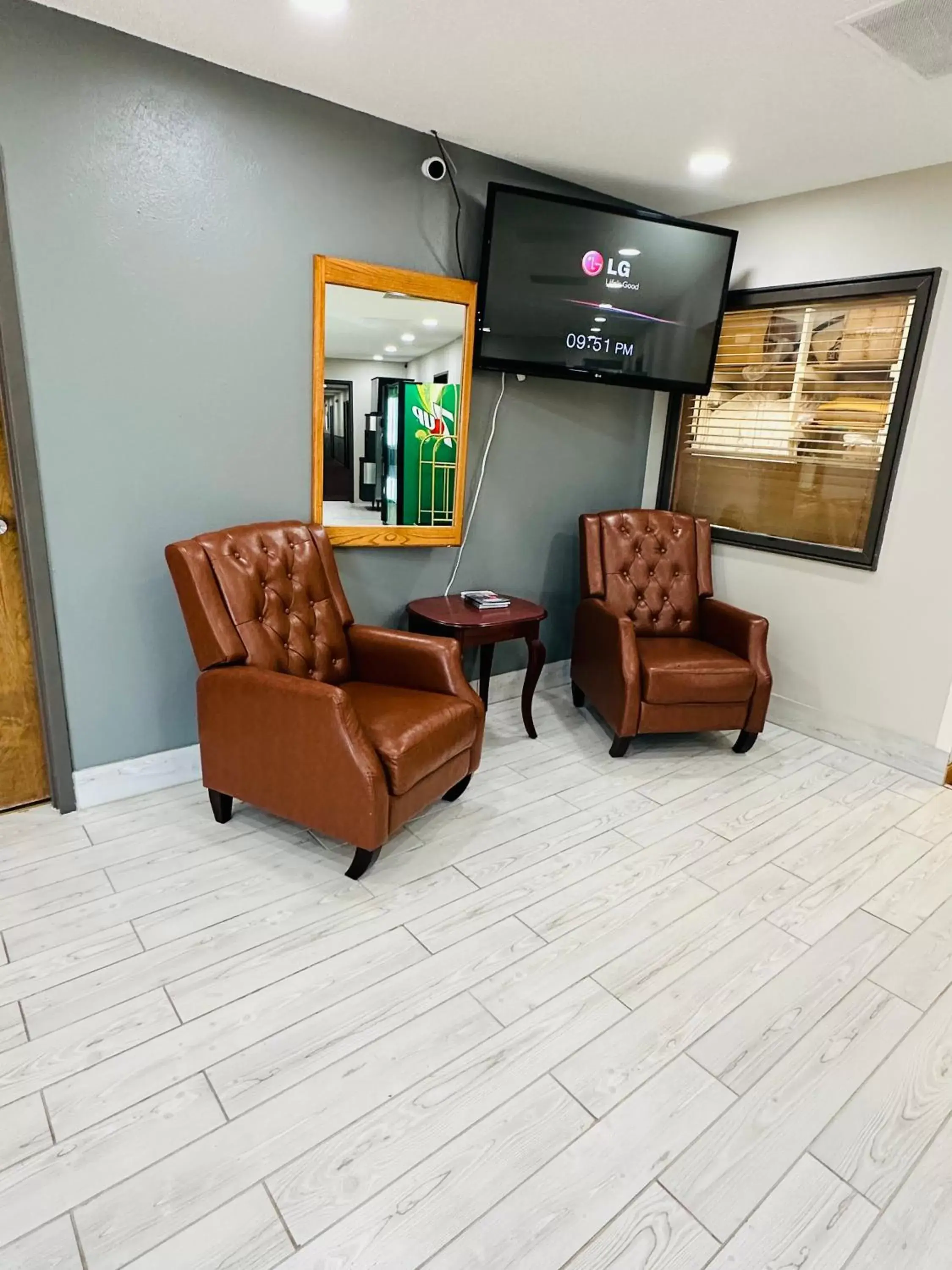 Lobby or reception, Seating Area in Super 8 by Wyndham Hot Springs