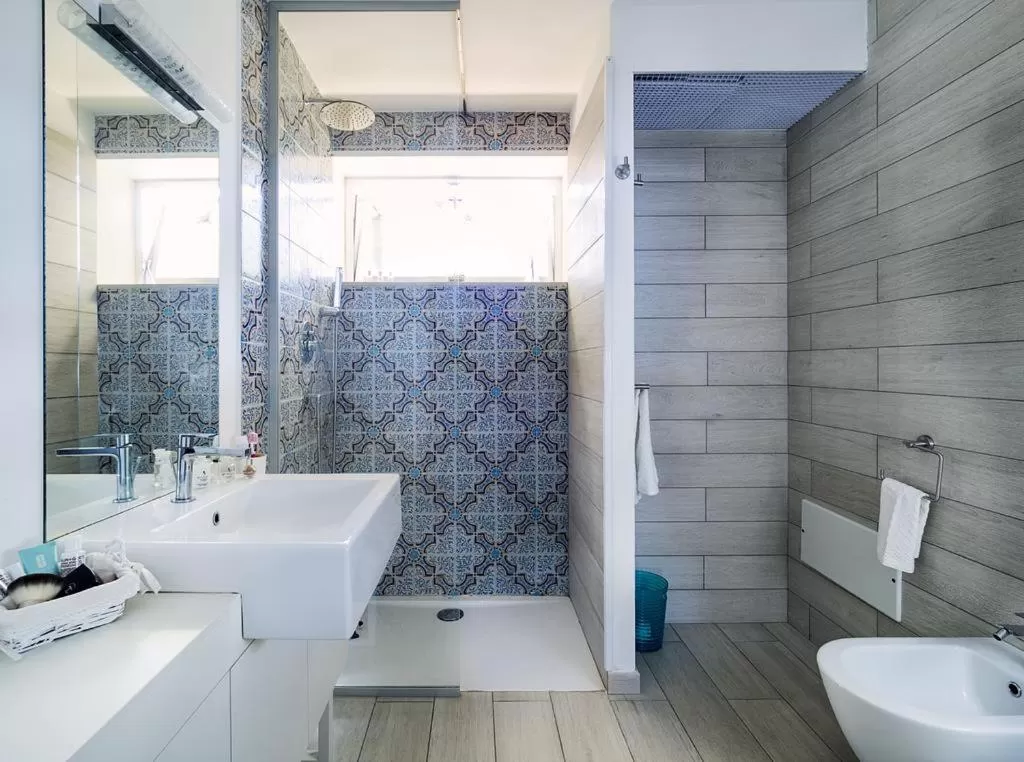 Shower in Isola Bella Infinity Suites