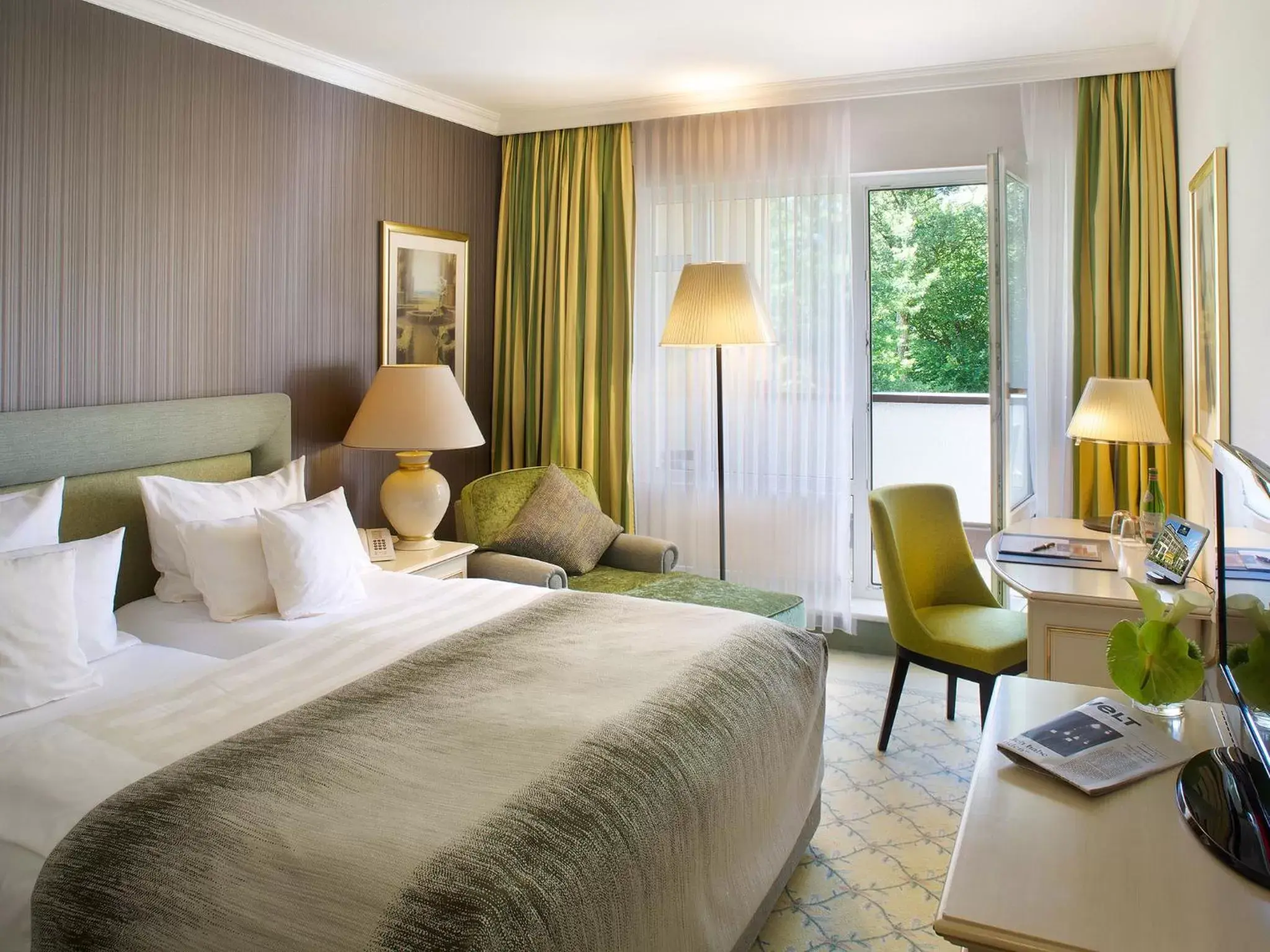 Photo of the whole room, Bed in Steigenberger Hotel Der Sonnenhof