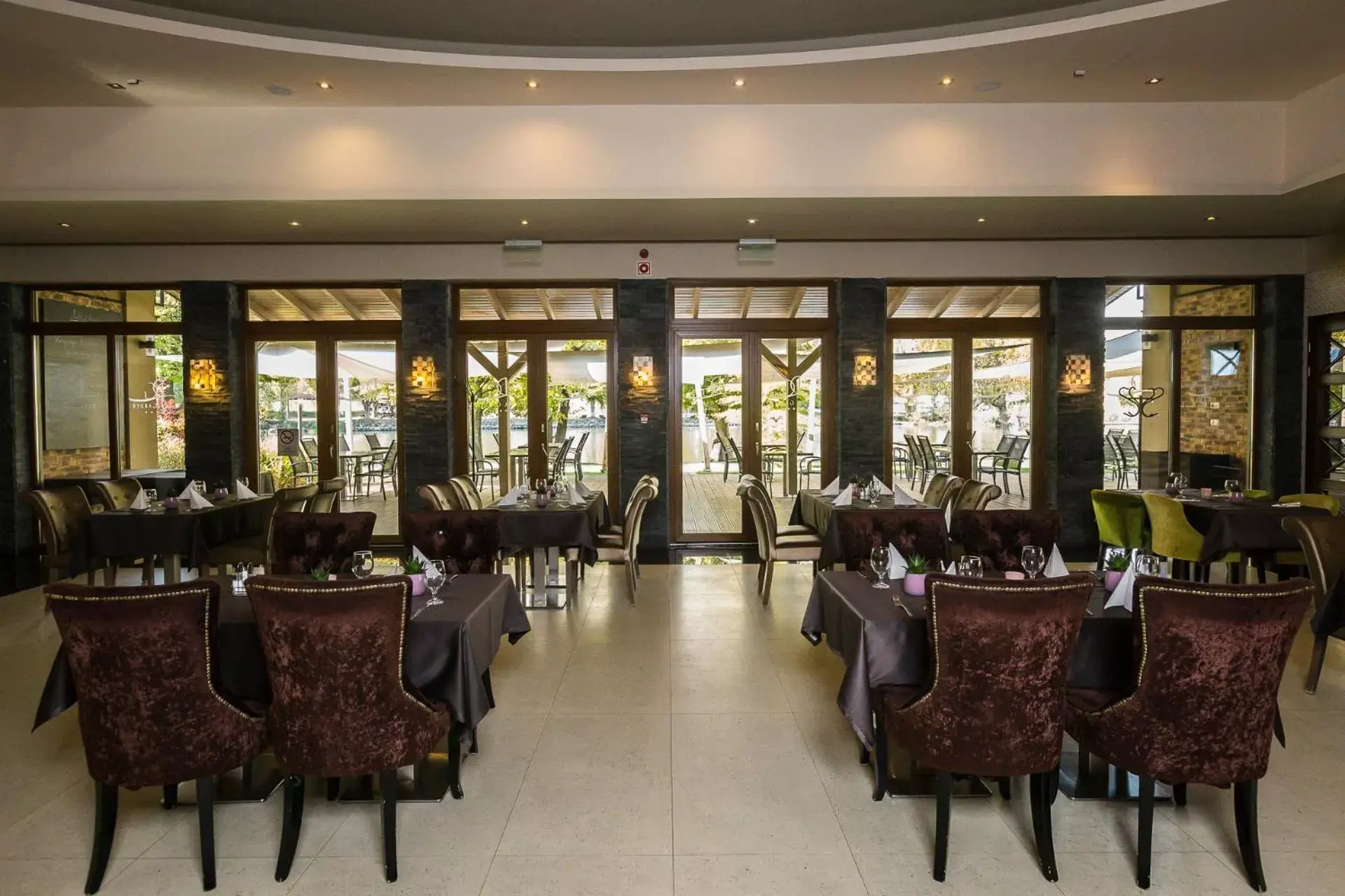 Restaurant/Places to Eat in Duna Garden Hotel