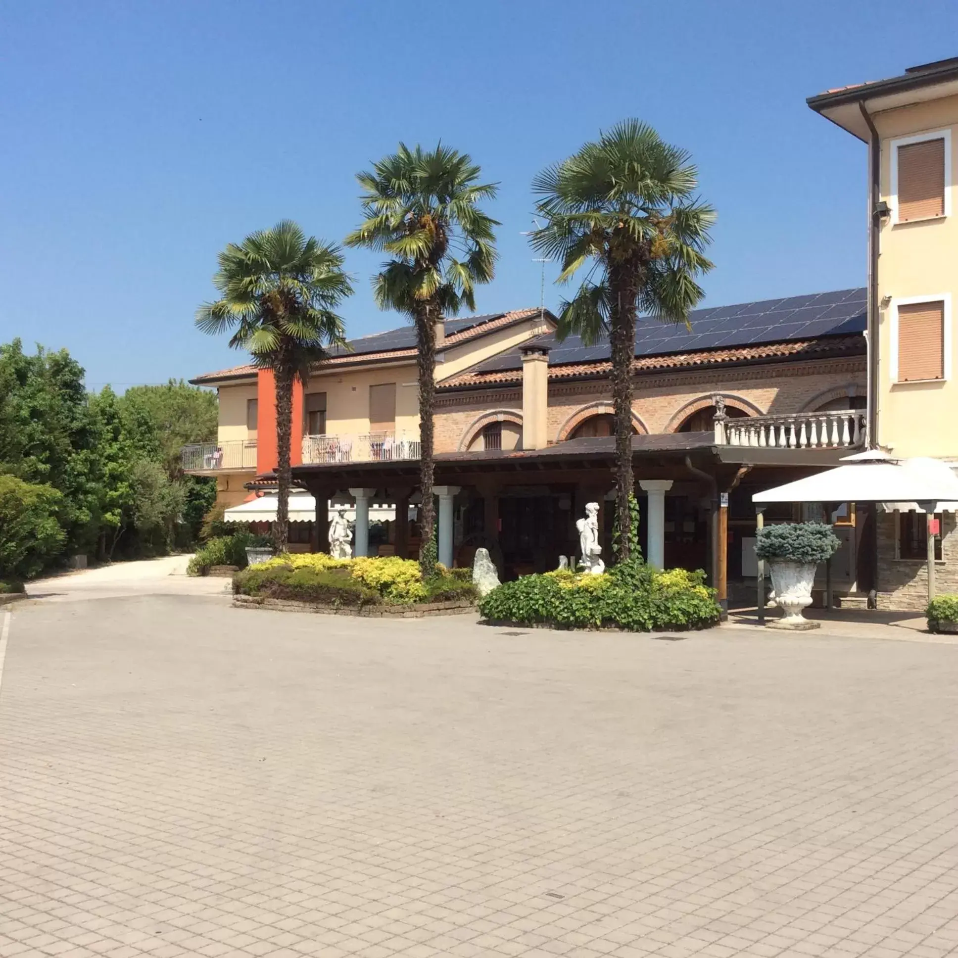 Facade/entrance, Property Building in Hotel Pizzeria Ristorante "Al Leone"
