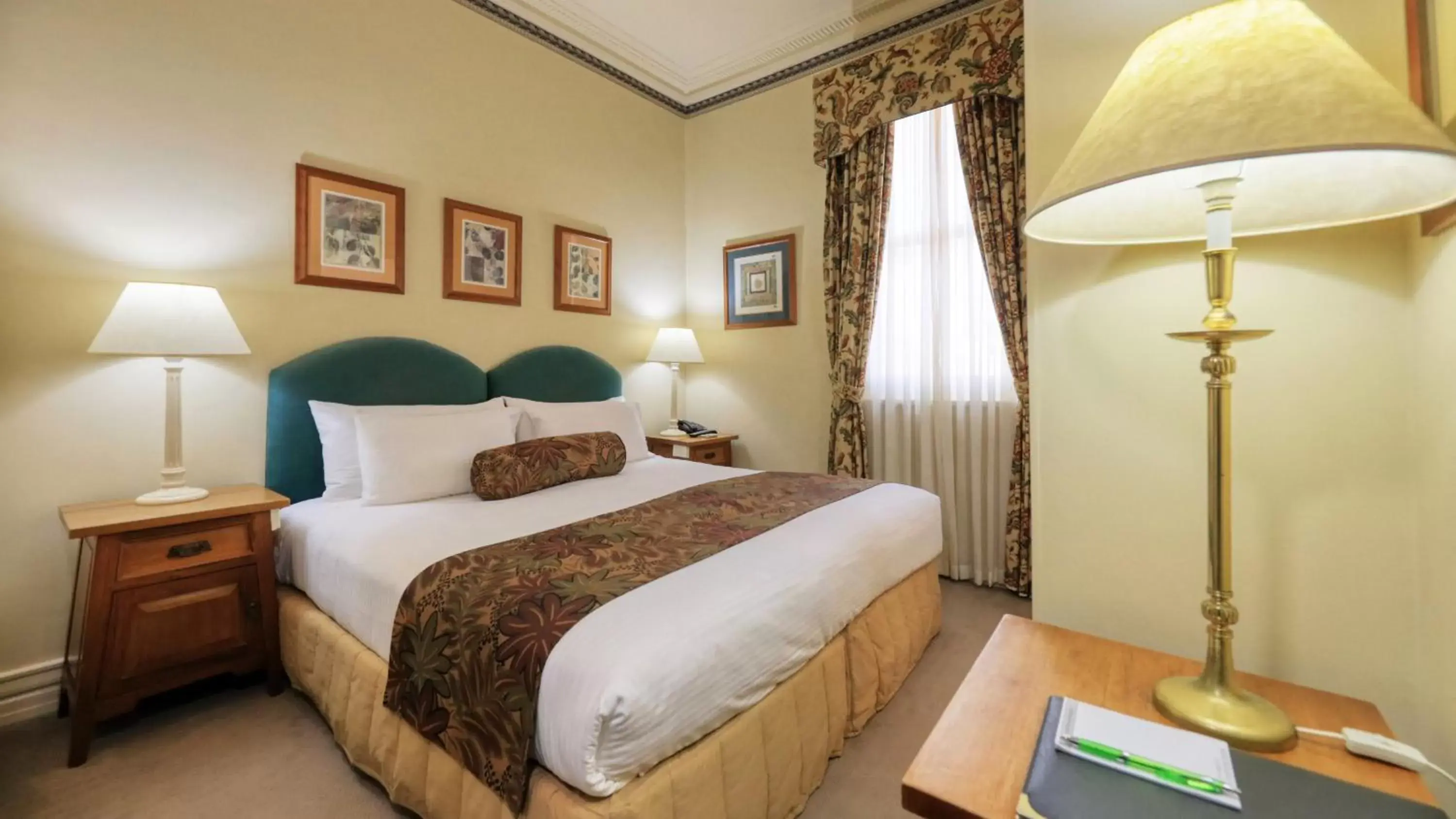 Bed in Royal Exchange Hotel
