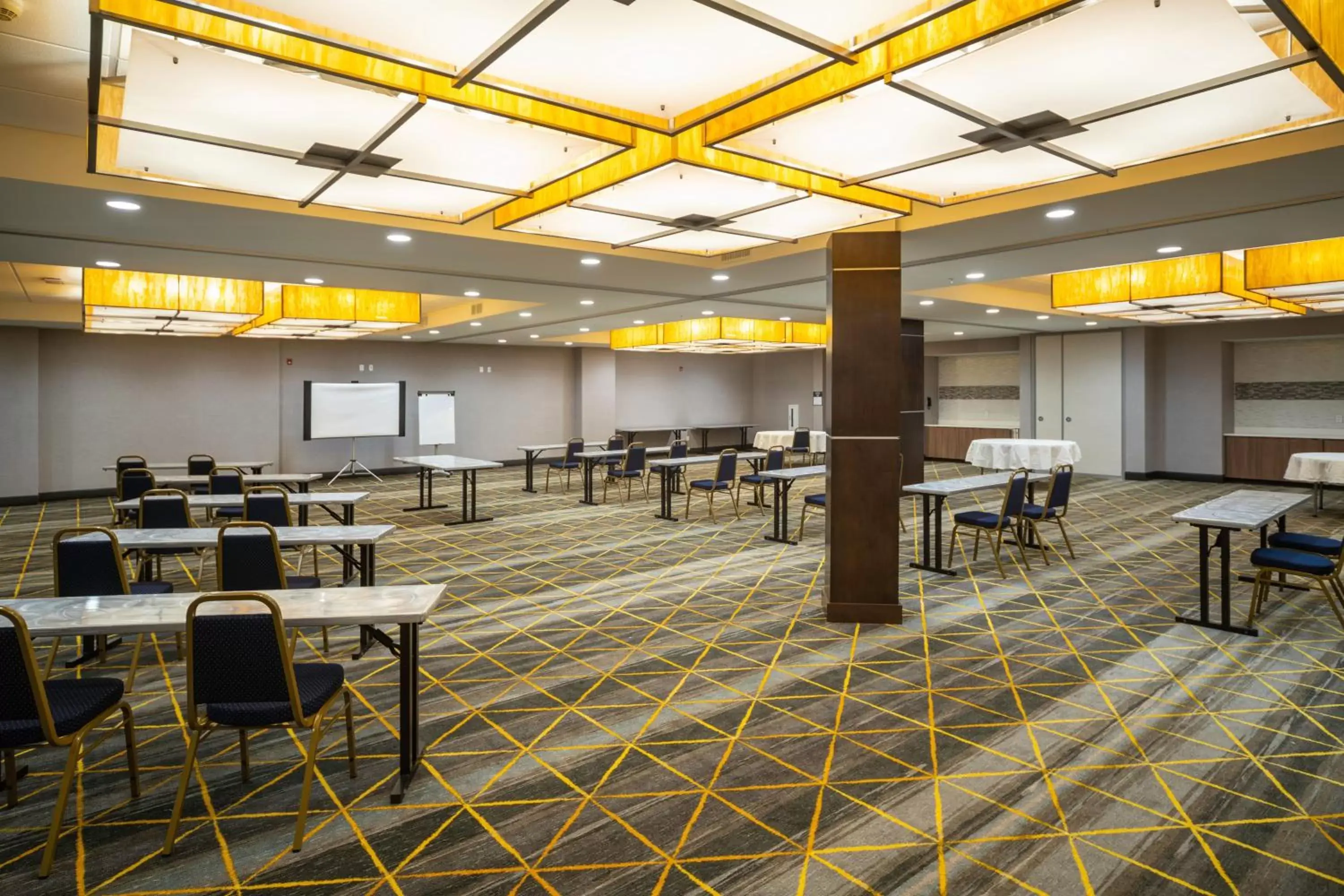 Meeting/conference room, Restaurant/Places to Eat in Holiday Inn St Louis - Creve Coeur