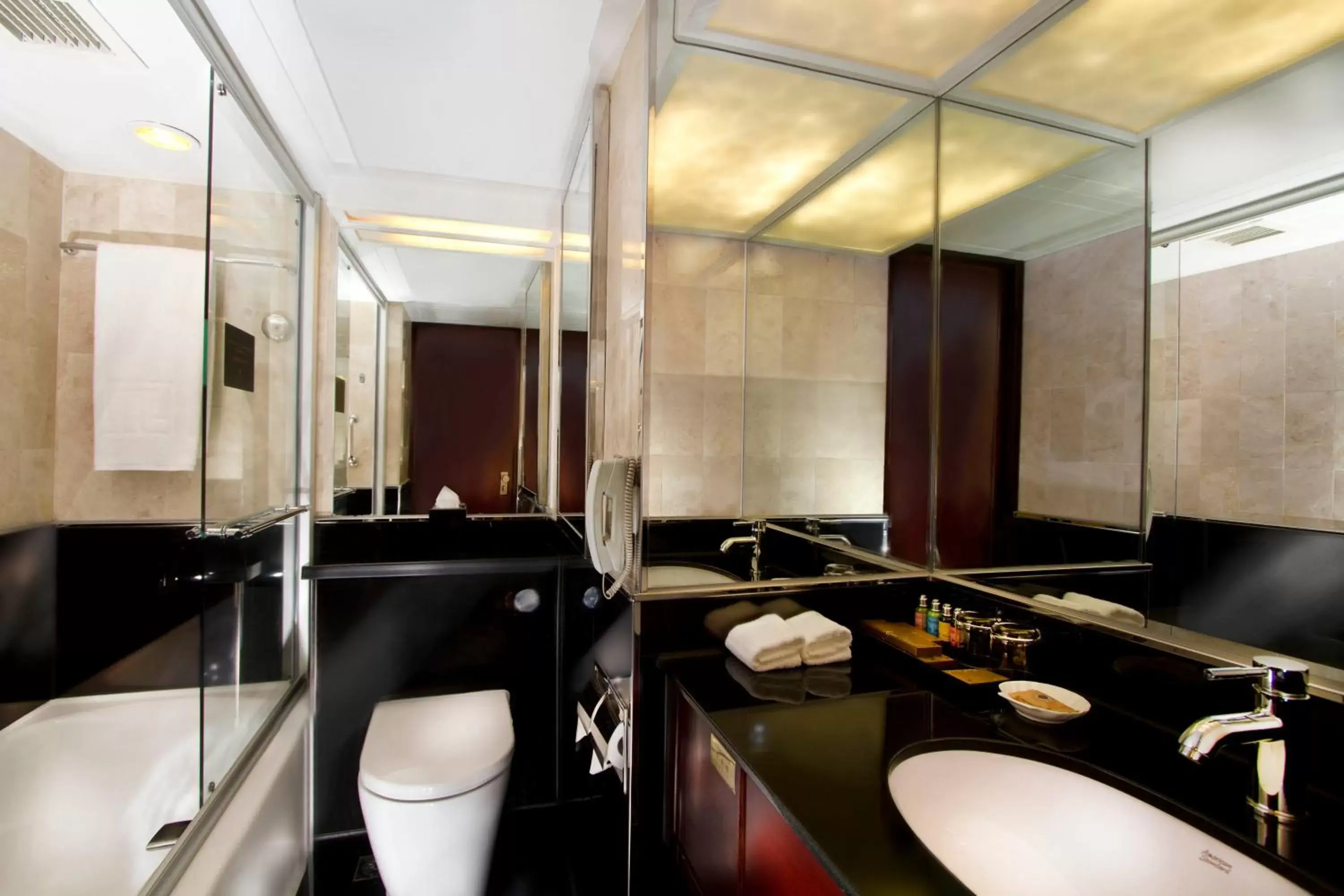 Bathroom in Regal Kowloon Hotel