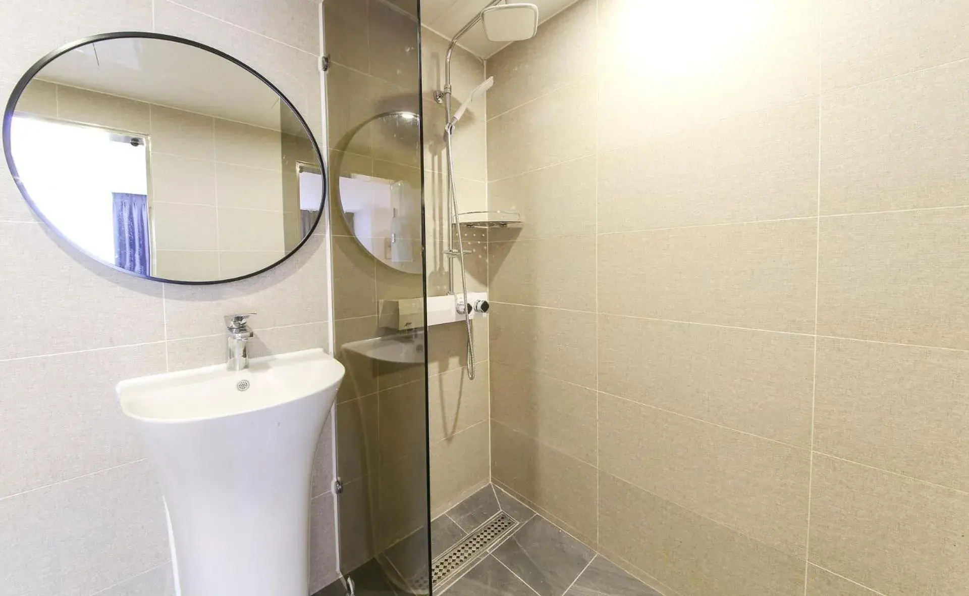 Standard Double Room with City View in Brown-Dot Hotel Songdo Standard Double Room with City View in Brown-Dot Hotel Songdo