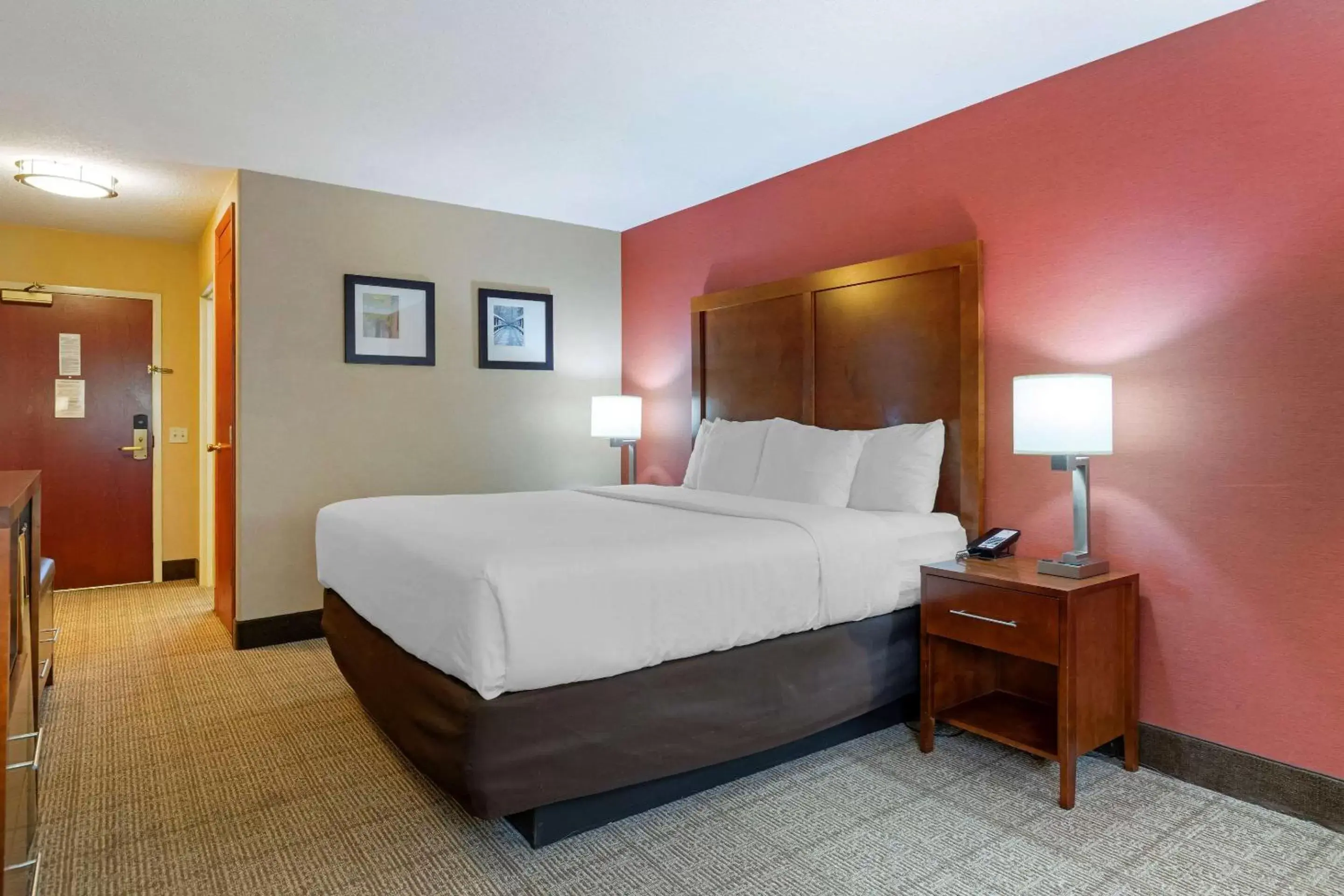 Photo of the whole room, Bed in Comfort Inn & Suites - Jackson