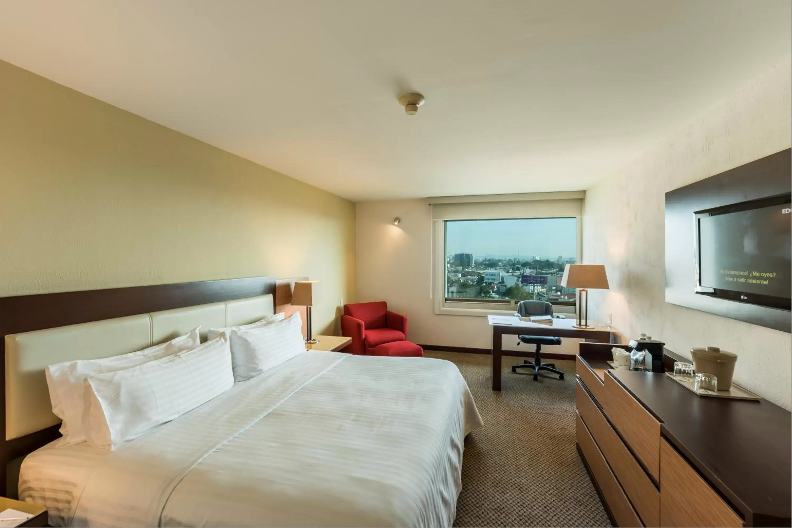 Bed in Holiday Inn Guadalajara Select, an IHG Hotel
